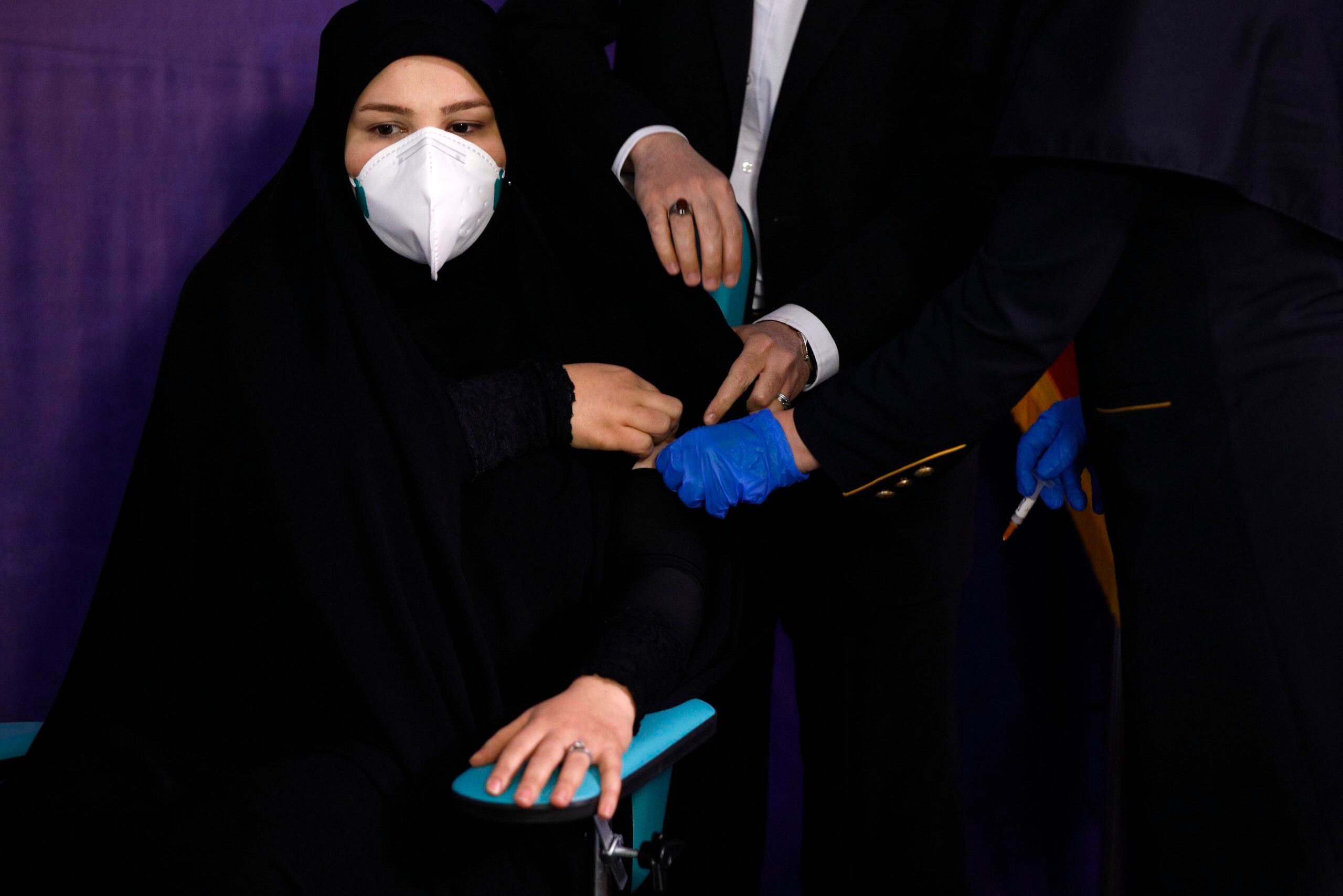 Una persona es vacunada contra el coronavirus en Teherán.
