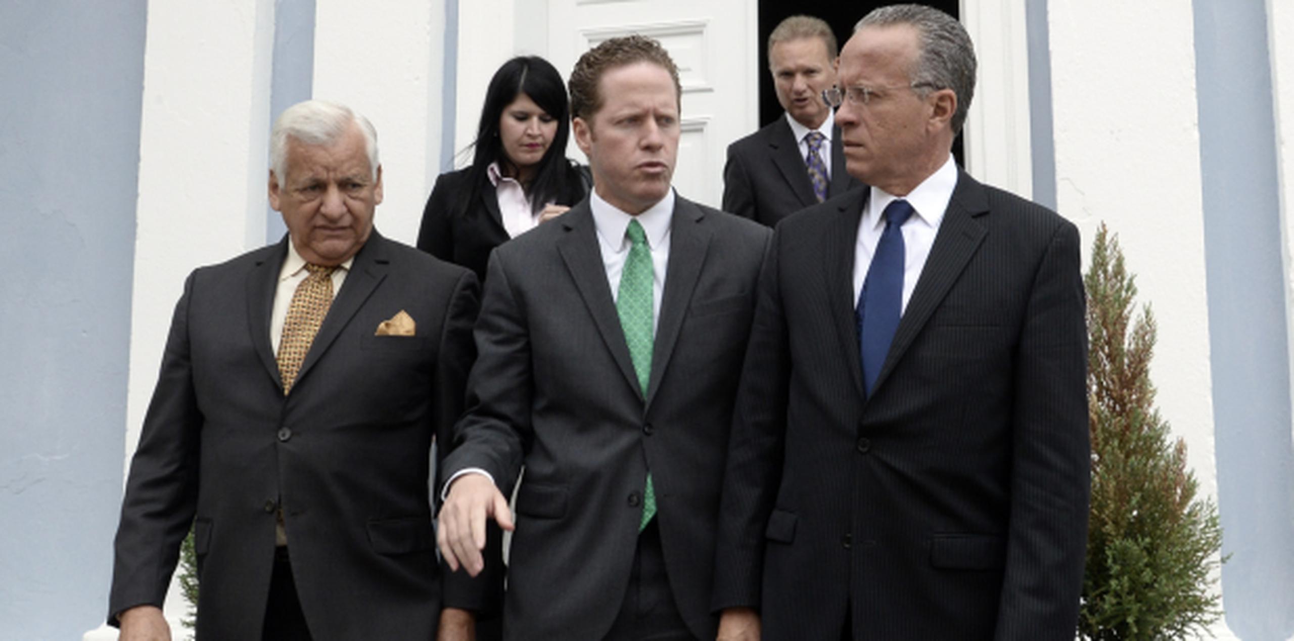 El secretario de Estado, David Bernier, los alcaldes novoprogresistas de Guaynabo y Bayamón, Héctor O'Neill y Ramón Luis Rivera respectivamente, y el alcalde popular de Cayey, Rolando Ortiz, salen juntos de La Fortaleza. (GERALD.LOPEZ@GFRMEDIA.COM)