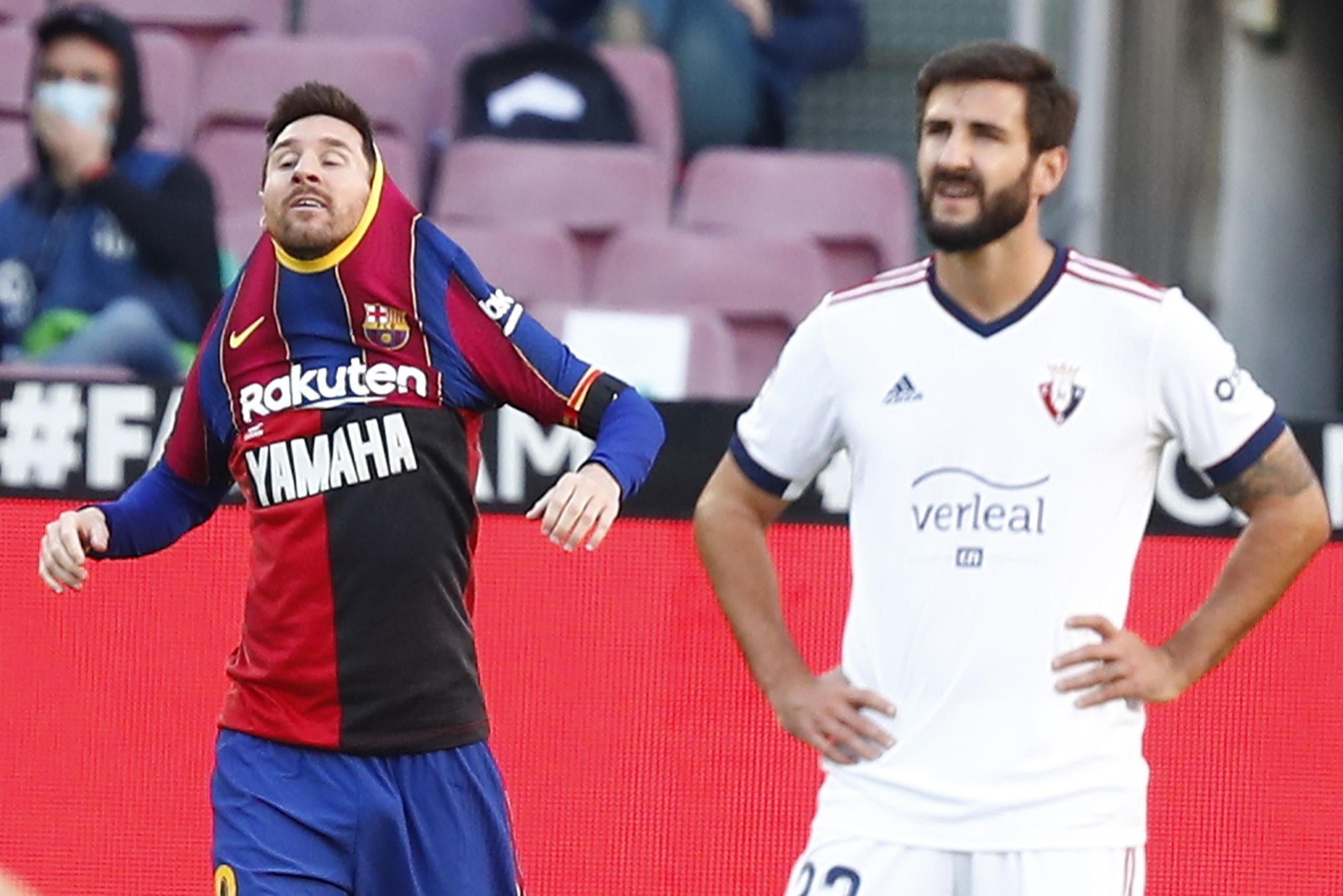 Lionel Messi, a la izquierda, luce la camiseta roja y negra del Newell’s Old Boys, el club en el que Maradona tuvo un efímero paso.