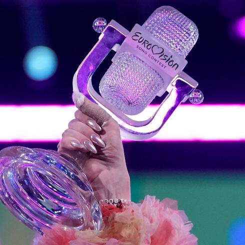 ¿Por qué el ganador de Eurovisión rompió su trofeo en tarima?