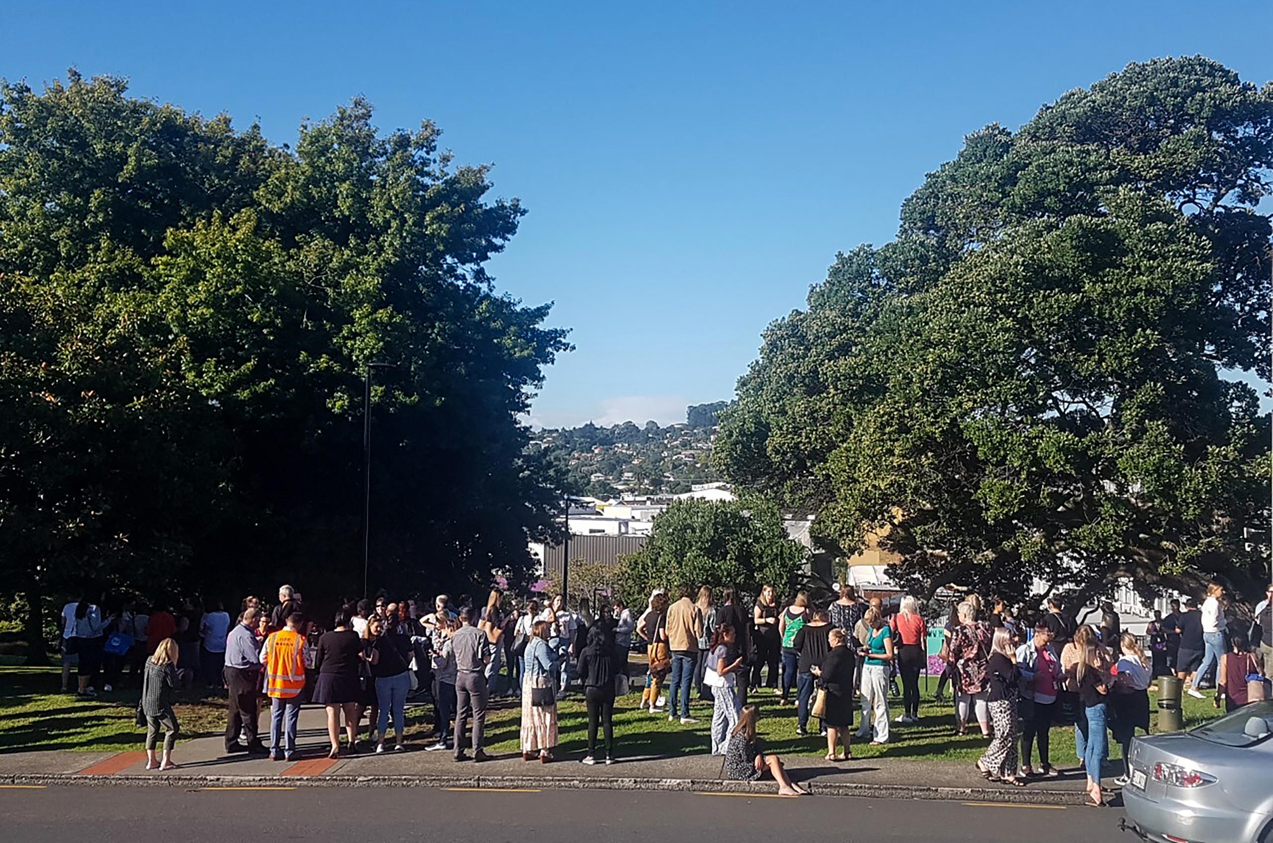 Personas se reúnen en terreno elevado después de que se emitió una alerta de tsunami el viernes 5 de marzo de 2021, en Whangarei, Nueva Zelanda.