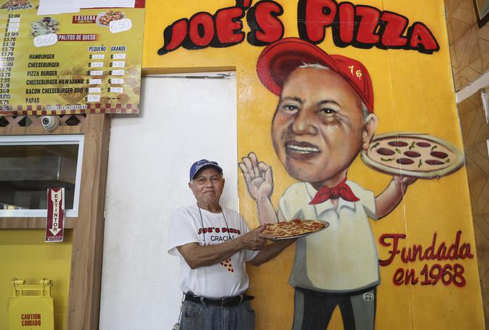 El establecimiento, fundado el 7 de julio de 1968 por José del Carmen “Joe” Velázquez Rivera, es conocido en este pueblo costero por su gigantesca creación cubierta de queso y al que se pueden agregar otros ingredientes.