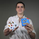 Joven universitario crea juego de cartas con símbolos de la cultura boricua