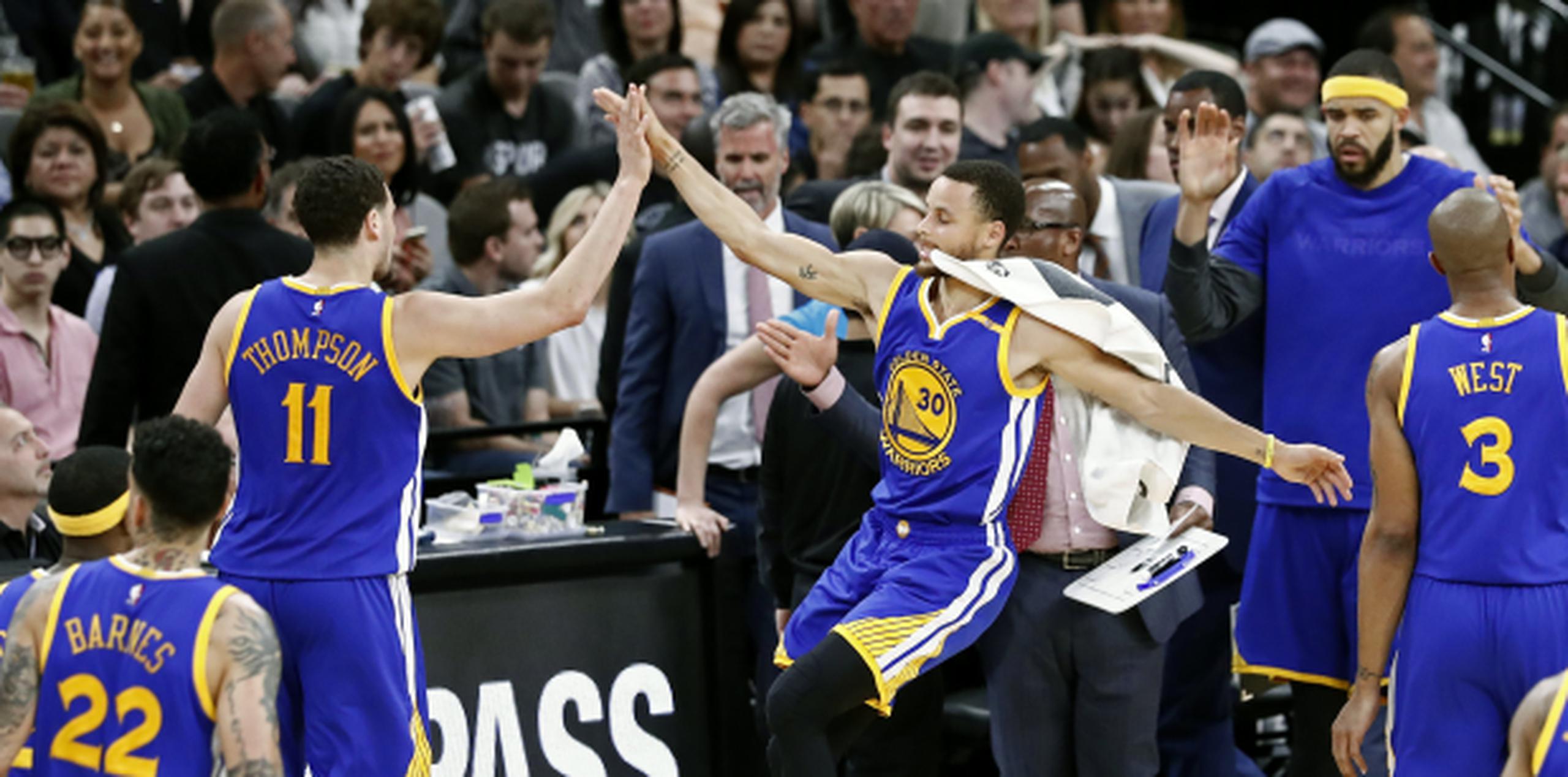 Stephen Curry de Golden State Warriors celebra con Klay Thompson durante el juego de la NBA entre Golden State Warriors y San Antonio Spurs en AT&T Center en San Antonio. (EFE / Larry W. Smith)