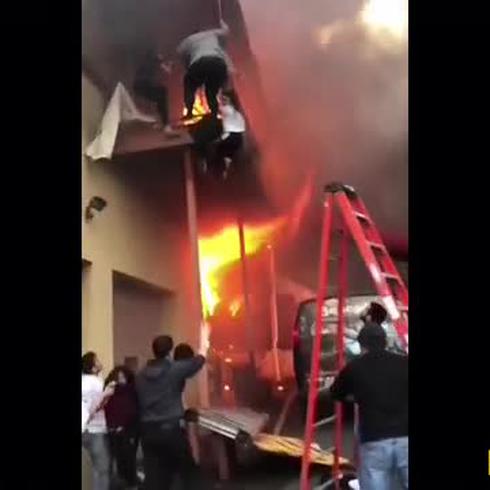 Impactante: varias niñas saltan de un balcón para salvarse de un fuego
