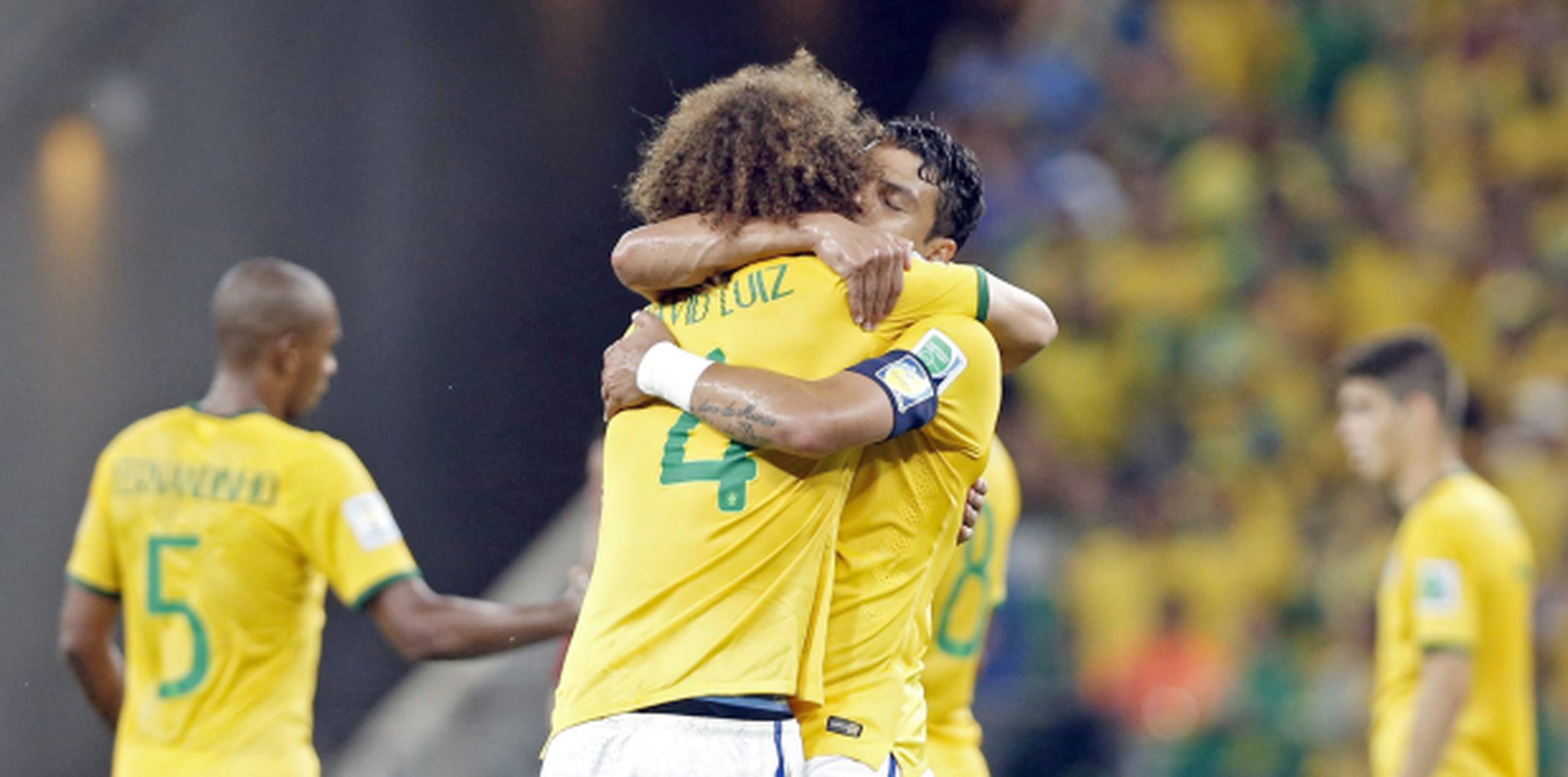 David Luiz y Thiago Silva celebran la victoria frente a Colombia 2-1 en la Copa Mundial Brasil 2014. (EFE)
