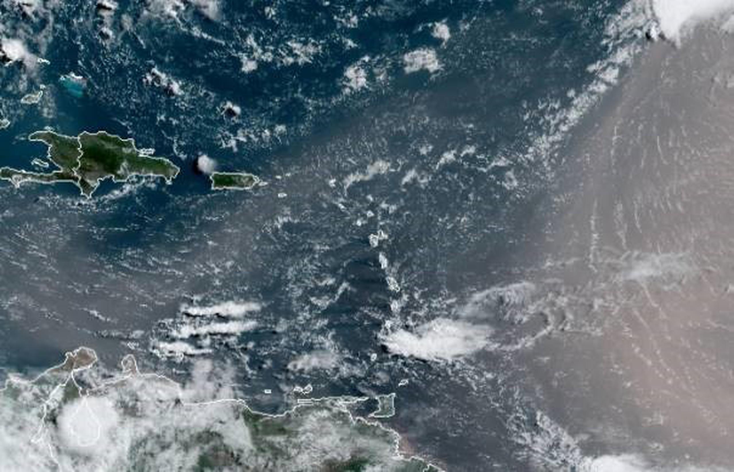 Imagen de satélite que muestra una alta concentración de polvo del Sahara que se dirige a la zona del Caribe.
