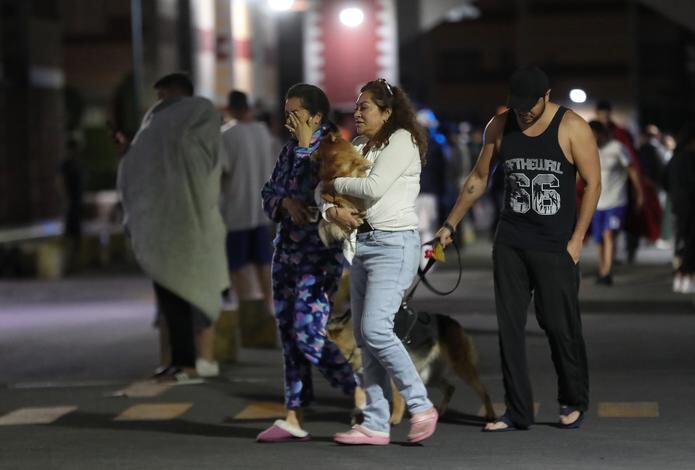Personas permanecen en las calles después de registrarse un terremoto la madrugada de este jueves en la Ciudad de México. (EFE/ Sáshenka Gutiérrez)
