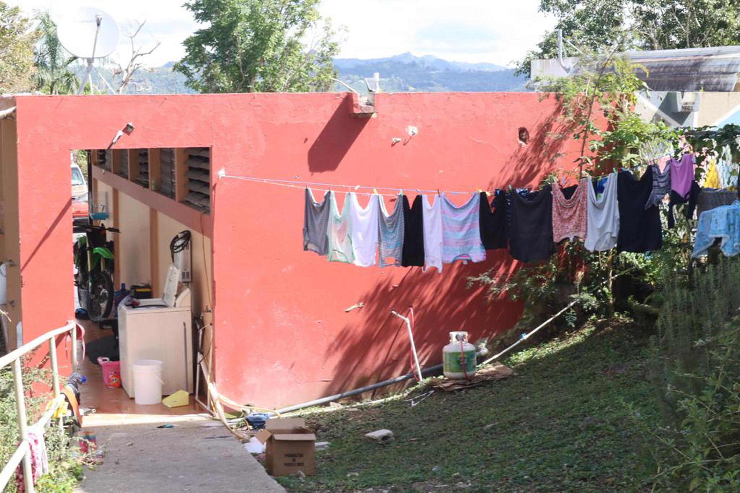 En la escuela Segunda Unidad Manuel Rojas, en el barrio Bartolo, en Lares, viven 15 personas.