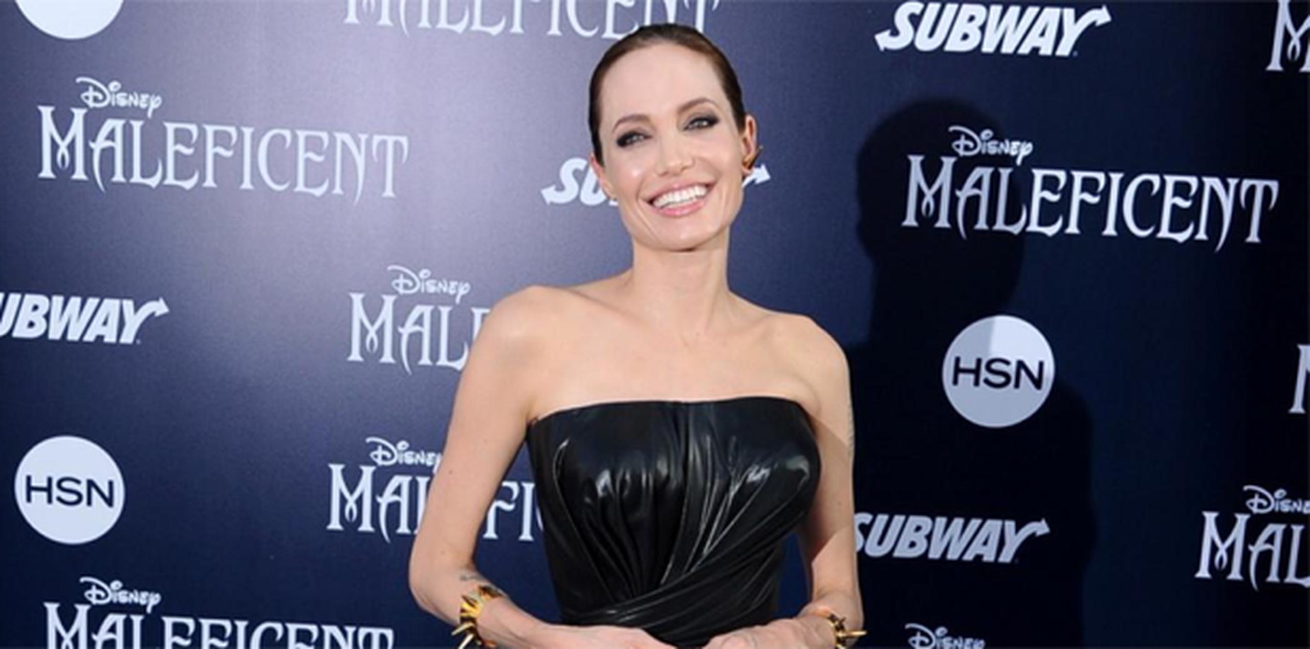 Jolie dijo que se sometió al procedimiento la semana pasada y que sigue conservando el útero. (Archivo)