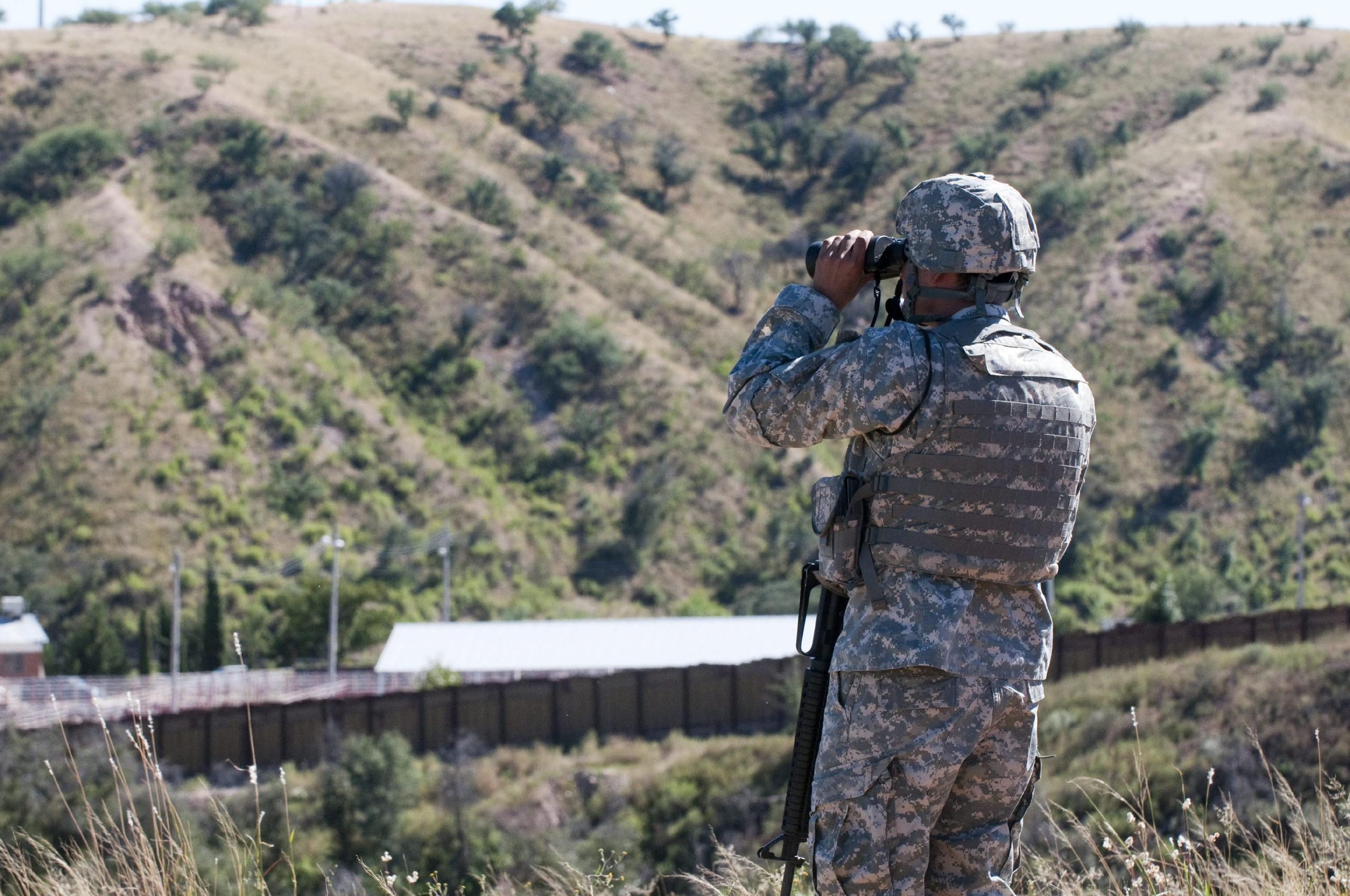 Un informe de la Patrulla Fronteriza de Estados Unidos, explicó que el personal militar notificó que “un migrante fue visto apuñalando a una persona en el lado de México” por lo que el soldado disparó.