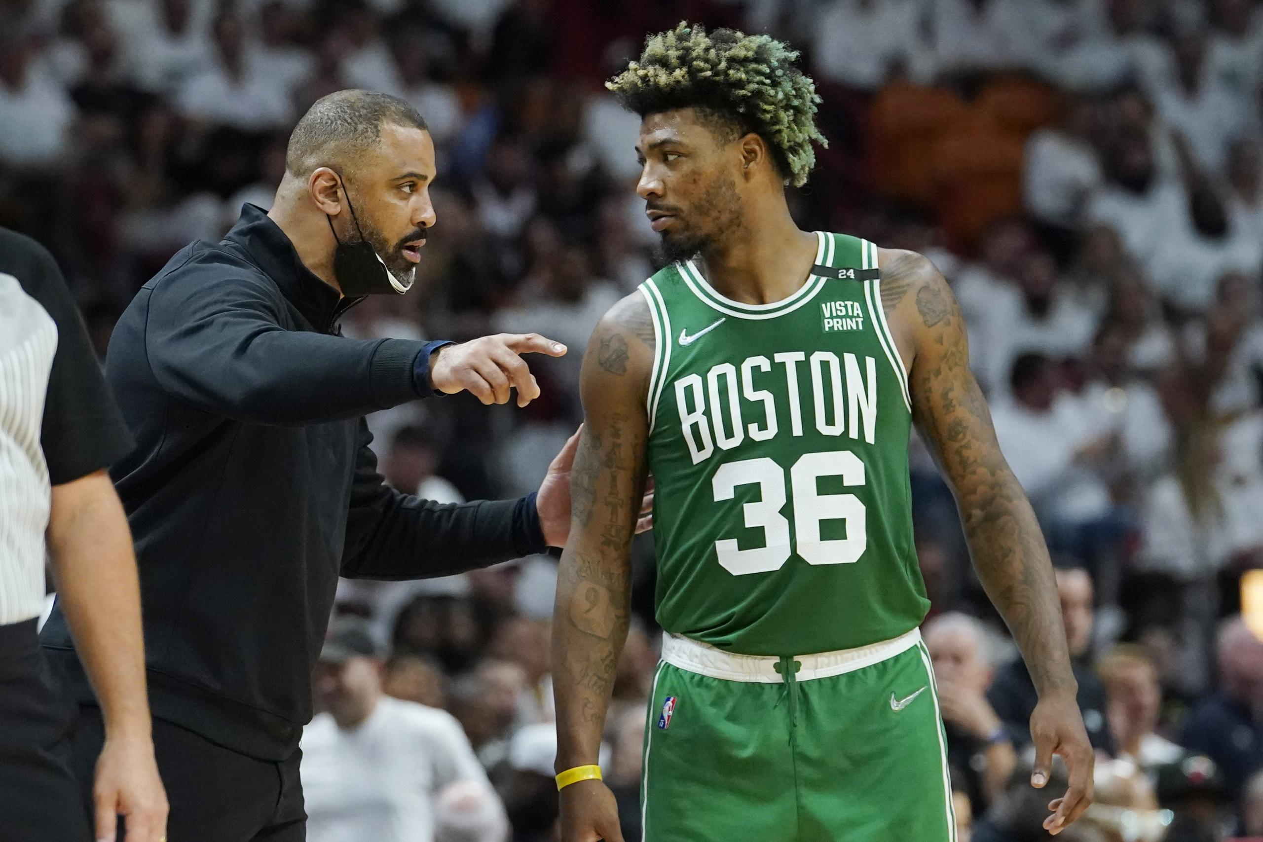 El entrenador de los Celtics de Boston Ime Udoka habla con el base Marcus Smart (36) durante la primera mitad del 7mo juego de las finales de la Conferencia Este de la NBA contra el Heat de Miami el 29 de mayo del 2022.