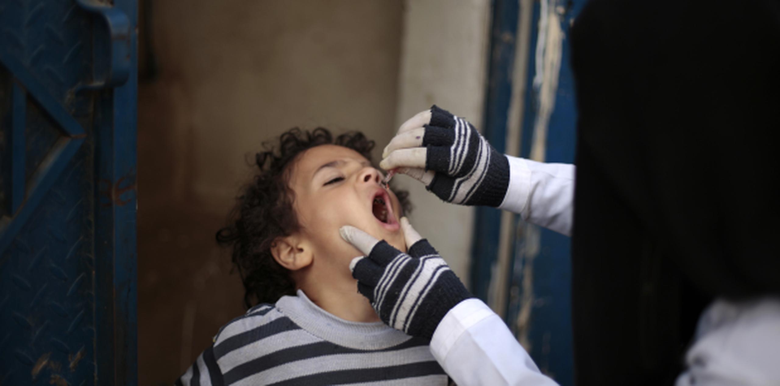 Trabajadores de salud están suministrando la vacuna contra la polio tanto en las zonas bajo control de los rebeldes hutíes como en zonas bajo control del gobierno reconocido internacionalmente. (AP/Hani Mohammed)
