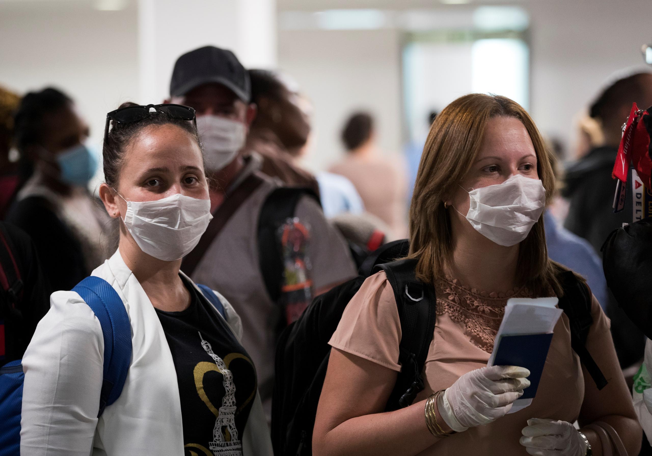 Las primeras tres pruebas realizadas en los aeropuertos dieron resultados negativos. Aun así, los casos siguen bajo vigilancia del Departamento de Salud y médicos de familia, informó.