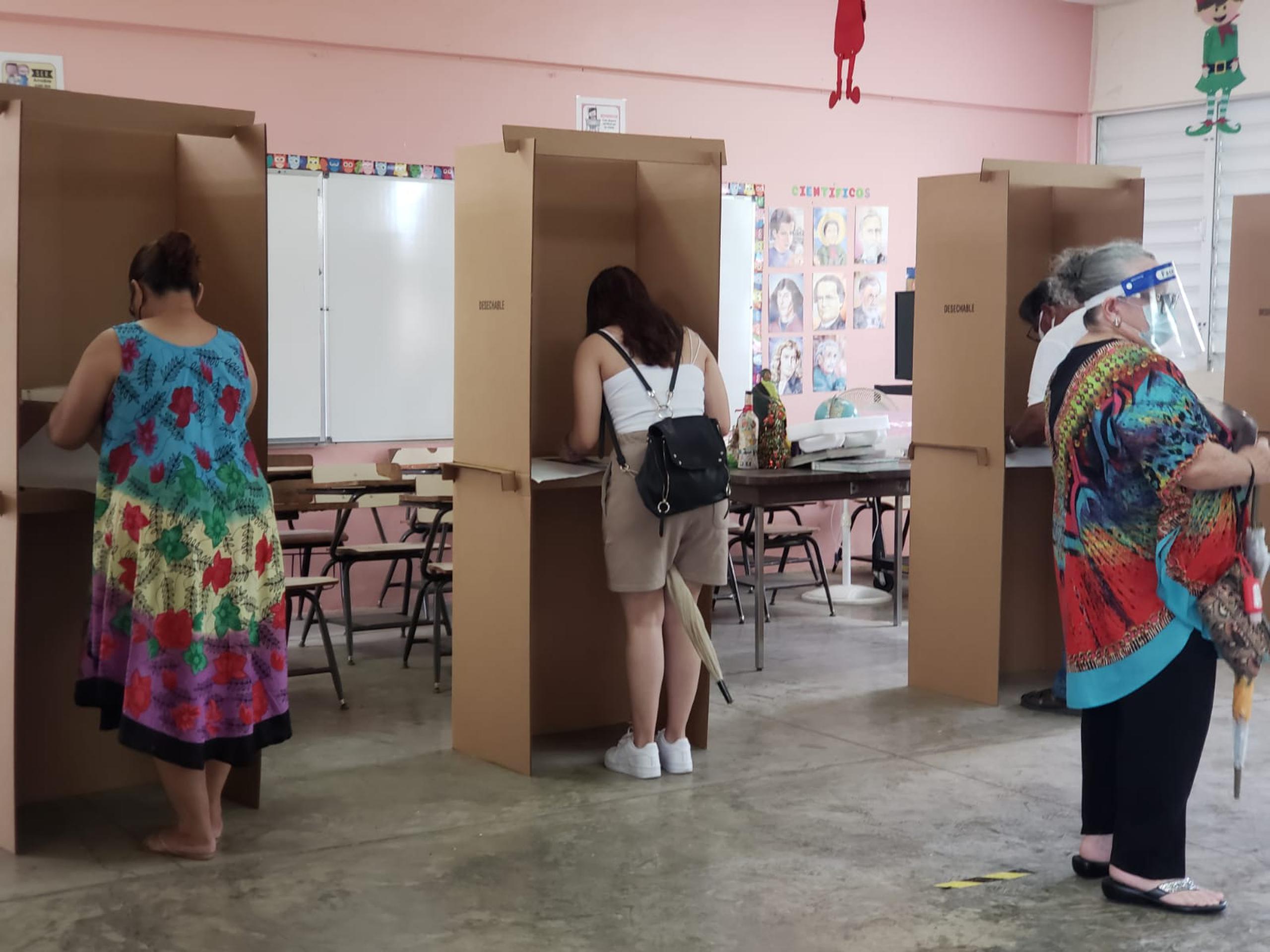 Electores ejerciendo su derecho al voto en la escuela Sor Isolina Ferré de Ponce.
