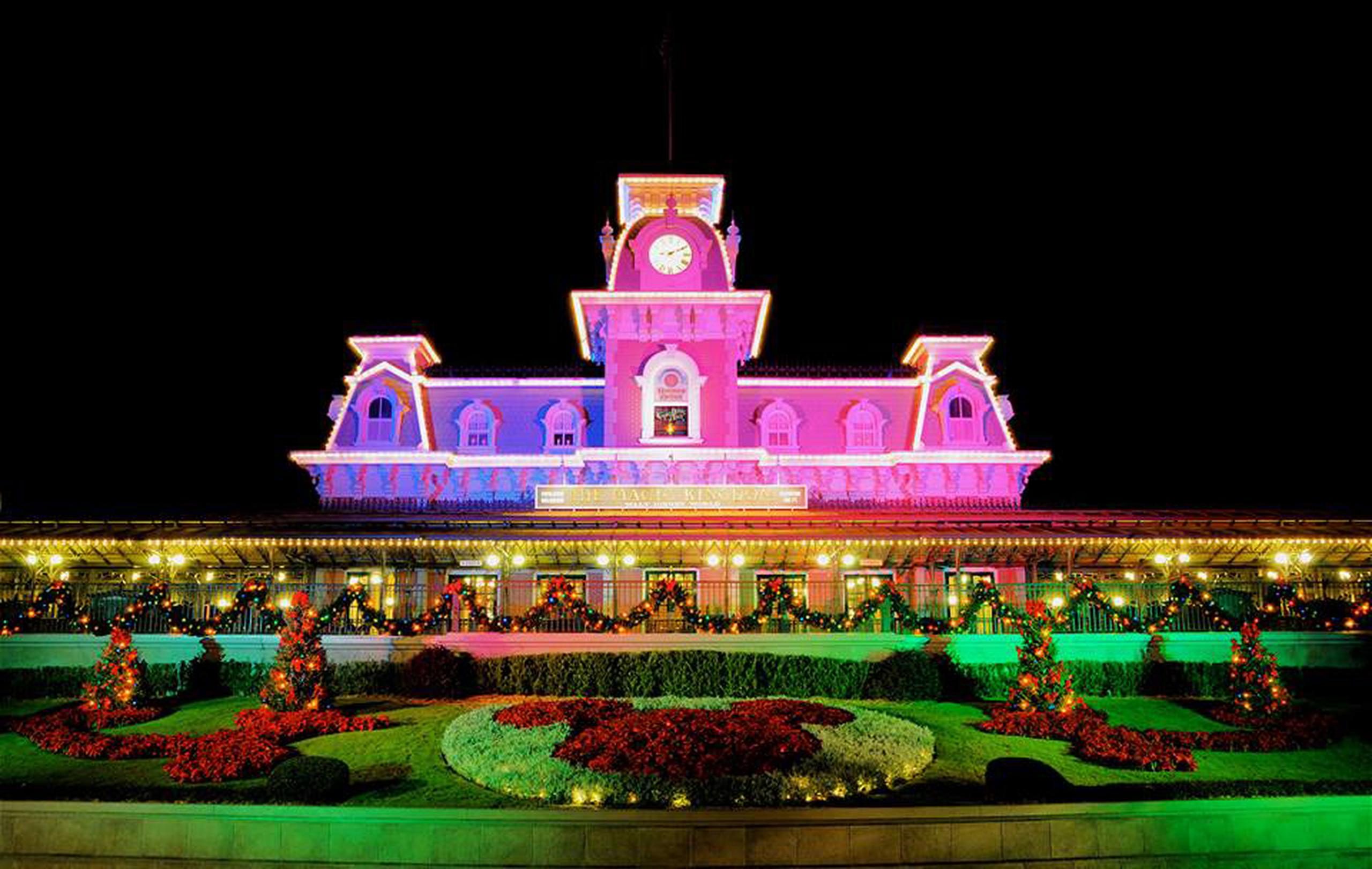 El Train Station y Floral Mickey en la entrada de Magic Kingdom. (Facebook / Walt Disney World)
