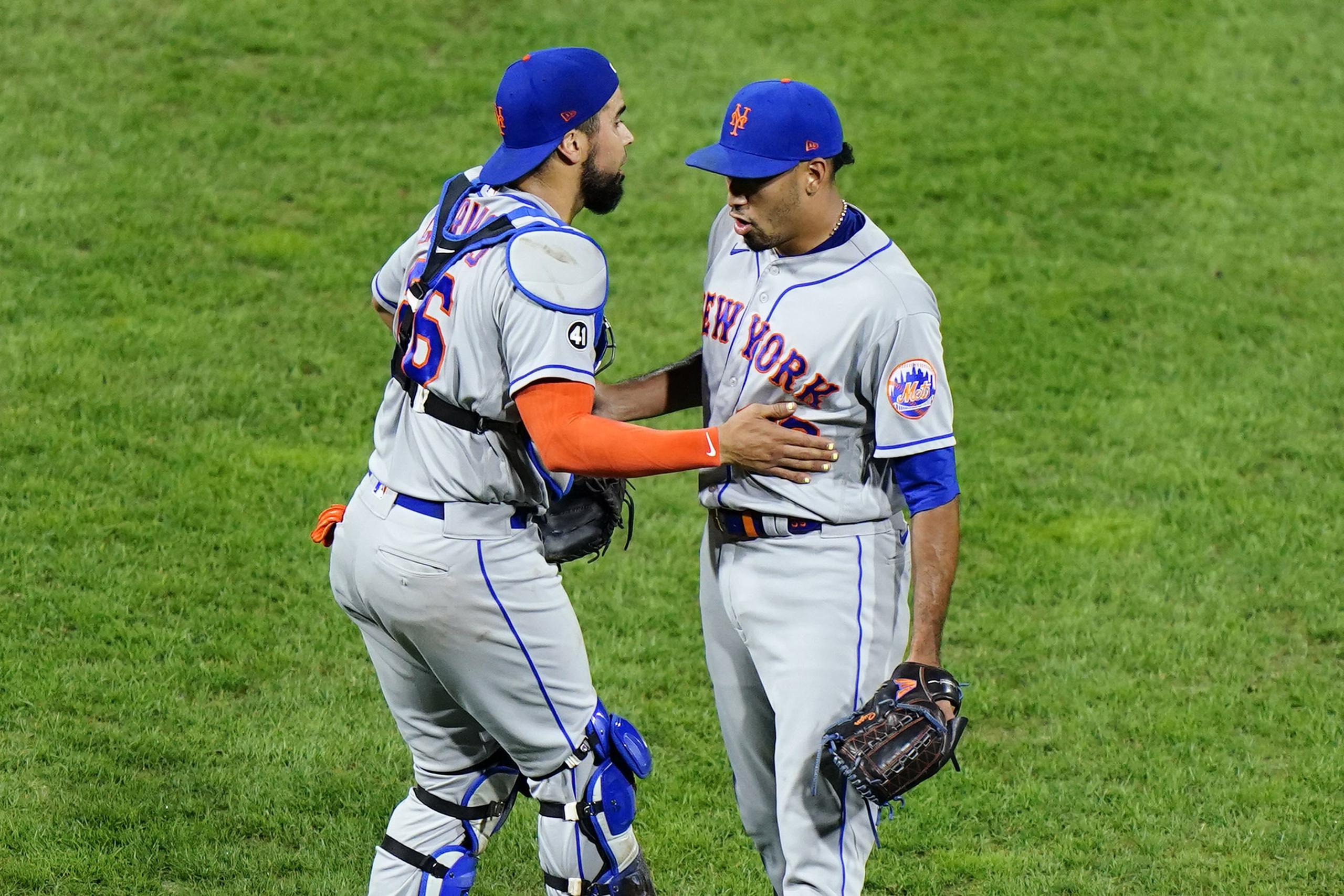 Edwin 'Sugar' Díaz es felicitado por el receptor Robinson Chirinos tras el rescate del miércoles en la victoria de los Mets ante los Phillies.