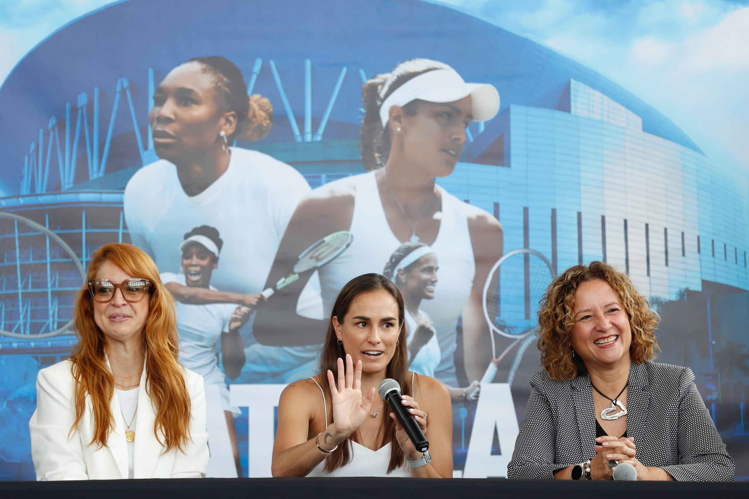 La tenista boricua, Mónica Puig (al centro), ofrece detalles de lo que será el partido de exhibición frente a Venus Williams.