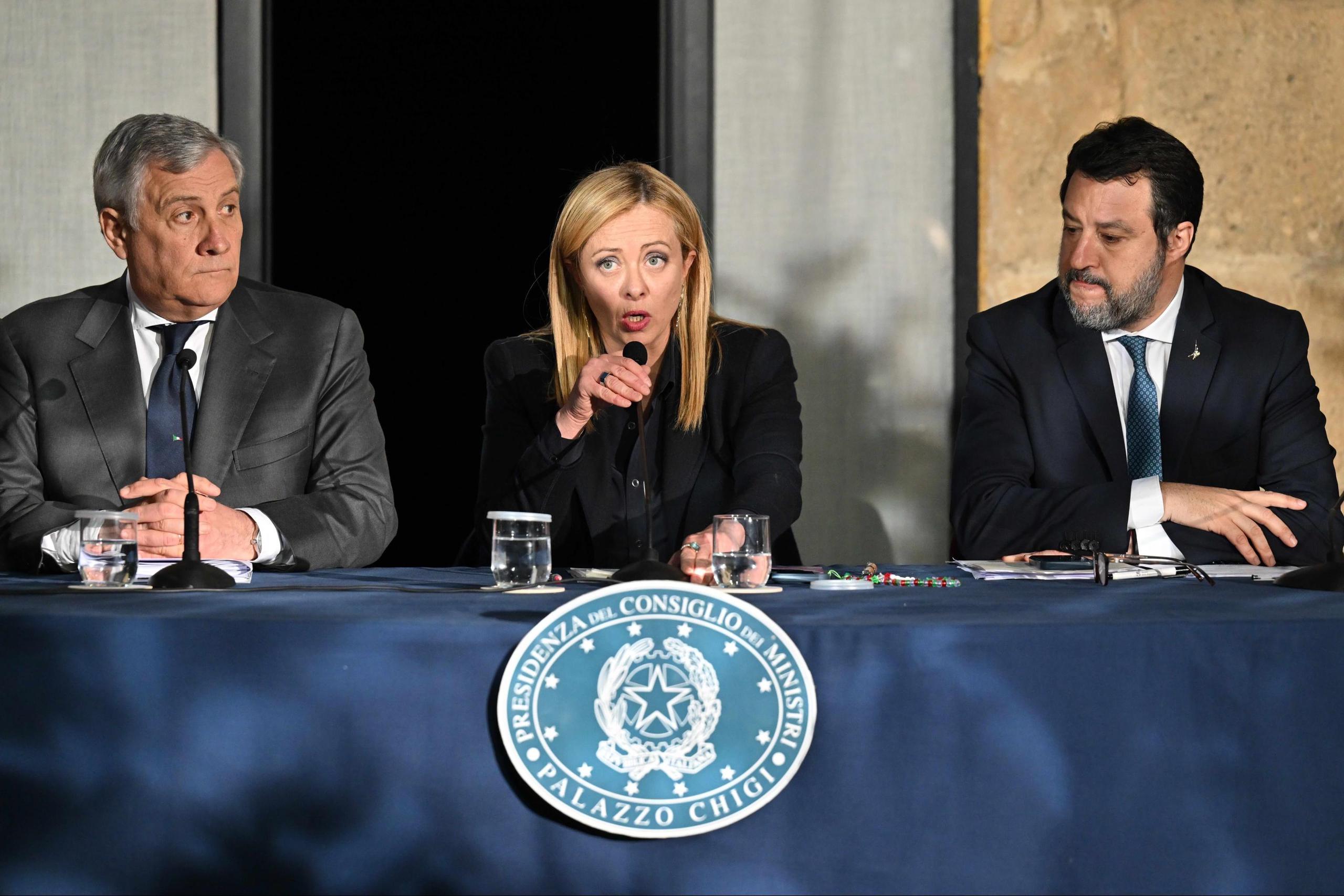 La primera ministra italiana, Giorgia Meloni (C), y los viceprimeros ministros Matteo Salvini (d) y Antonio Tajani (i) se dirigen en rueda de prensa tras una reunión de la Consejo de Ministros este 9 de marzo. EFE/EPA/CARMELO IMBESI
