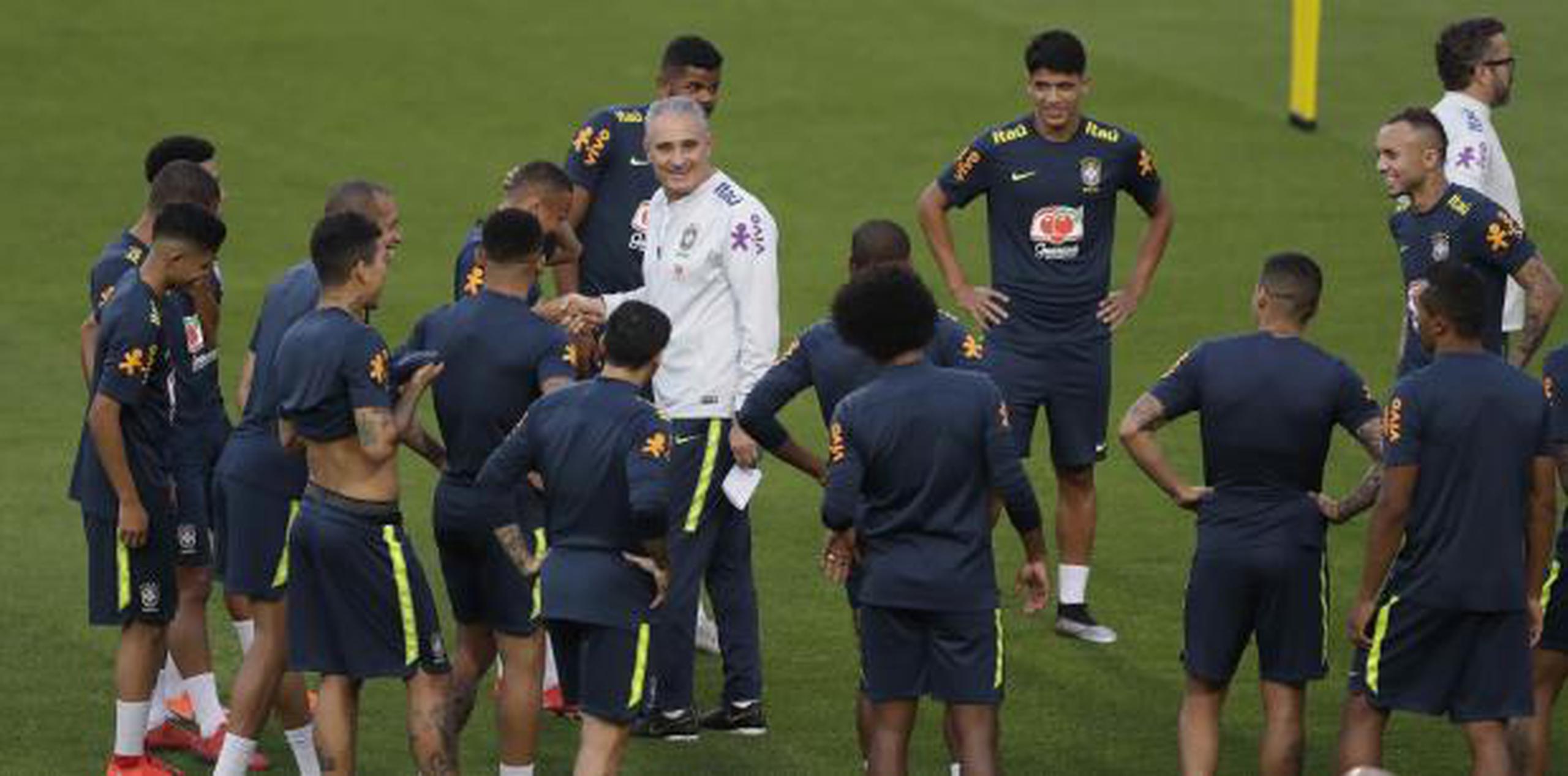 Brasil, aquí en una práctica de cara al juego de hoy, no contará en el torneo con Neymar. (AP / Andre Penner)