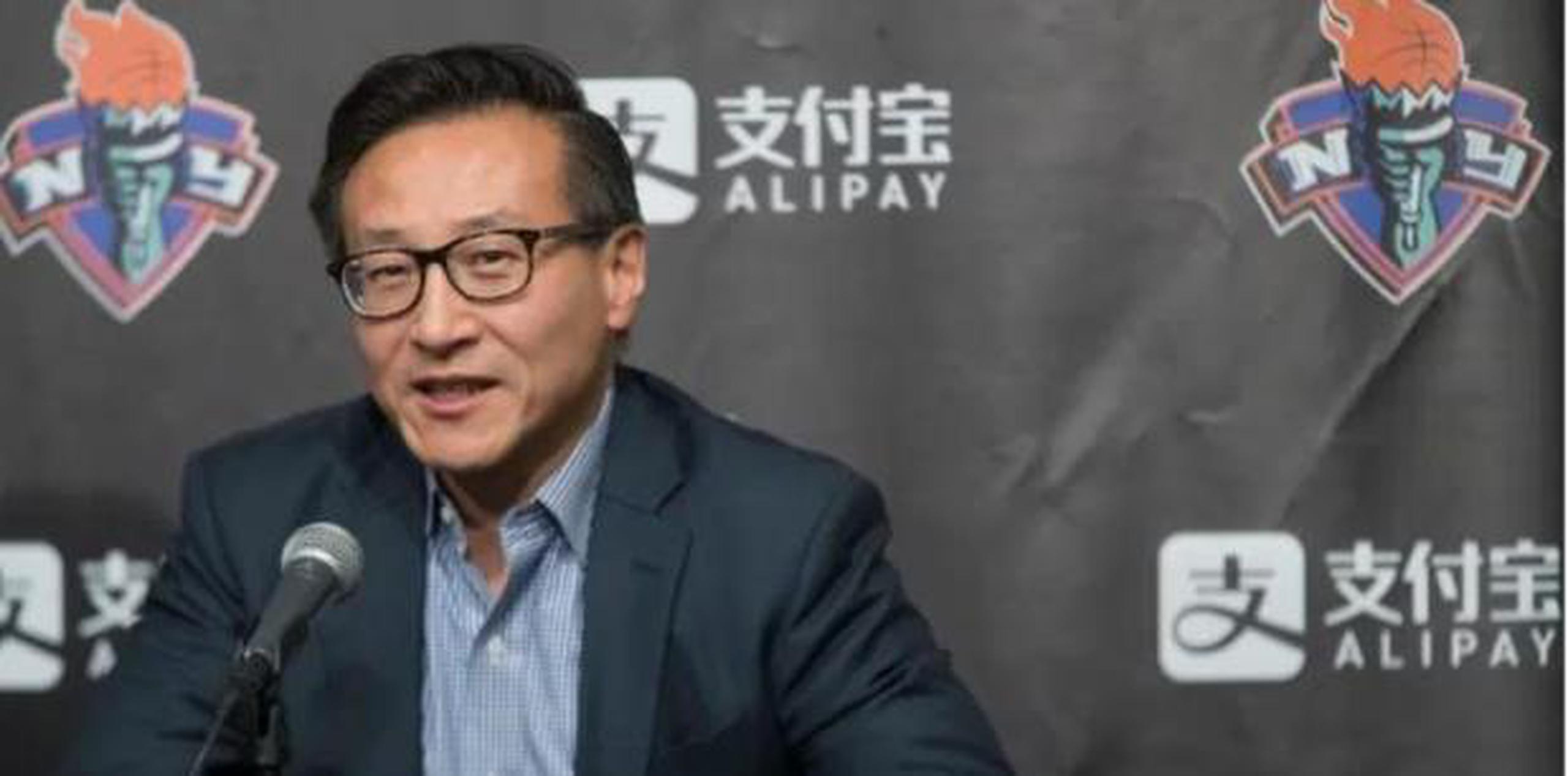 Joe Tsai alegadamente ha pagado $2,350 millones por los Nets y otro $1,000 millones por el Barclays Center de Brooklyn. (AP)