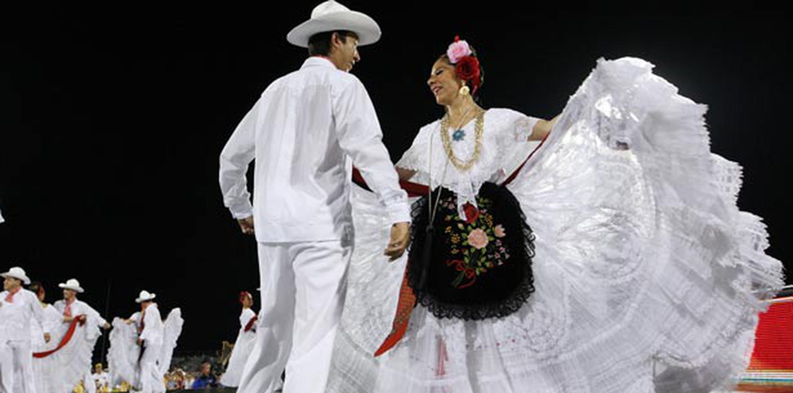 La ciudad de Veracruz recibió la batuta de Mayagüez 2010. En la foto, bailarines veracruzanos forman parte de la ceremonia de clausura en la Sultana del Oeste. (Archivo)