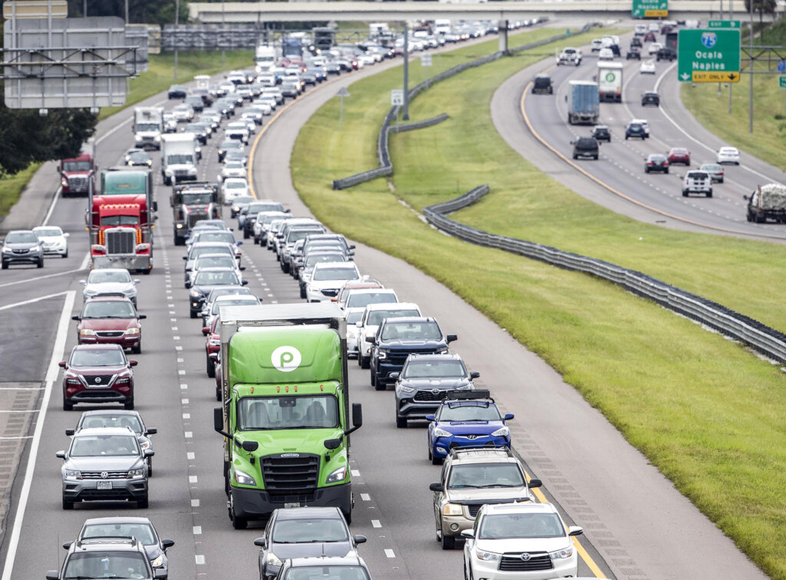 El tráfico en la Interstate 4 en Tampa, Florida, el 27 de septiembre de 2022, antes de la llegada del huracán Ian.