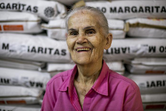 Boricuas de diversas partes del país y de la diáspora llegan a la calle Salud para buscar el pan que prepara doña Gladys Rodríguez.