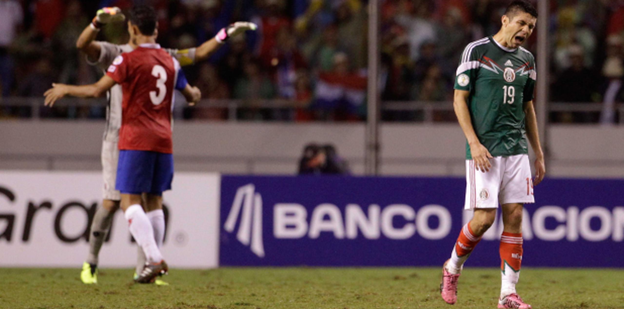"Las cosas no nos están saliendo como quisiéramos", expresó el delantero Oribe Peralta (derecha) luego del partido. (AP / Moises Castillo)