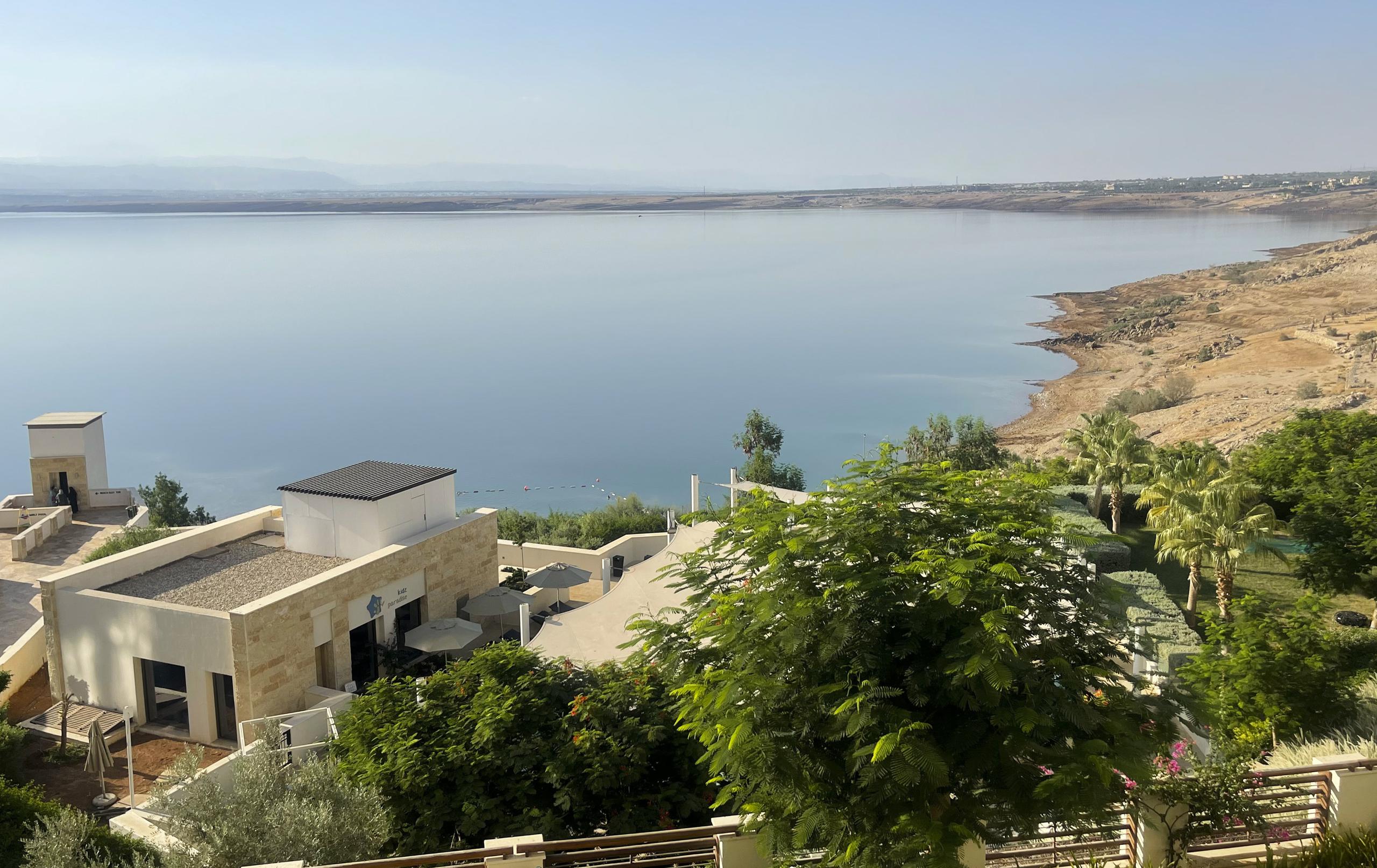 Vista de la costa del Mar Muerto en Jordania. El umbral definido por la ONU para la escasez de agua es de 500,000 litros anuales por persona. EFE/Hayat al Dbeas
