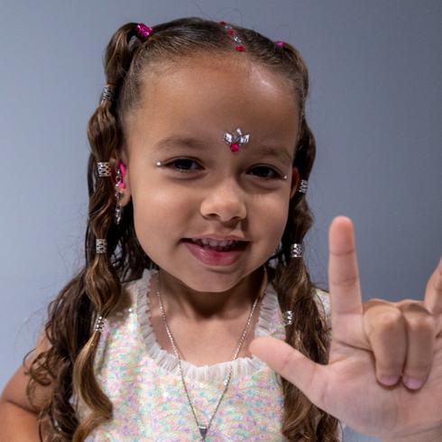 Amahia Kamille: niña “influencer” de la comunidad sorda
