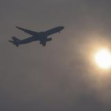 Mujer finge estar a punto de dar a luz en avión y 27 pasajeros tratan de huir
