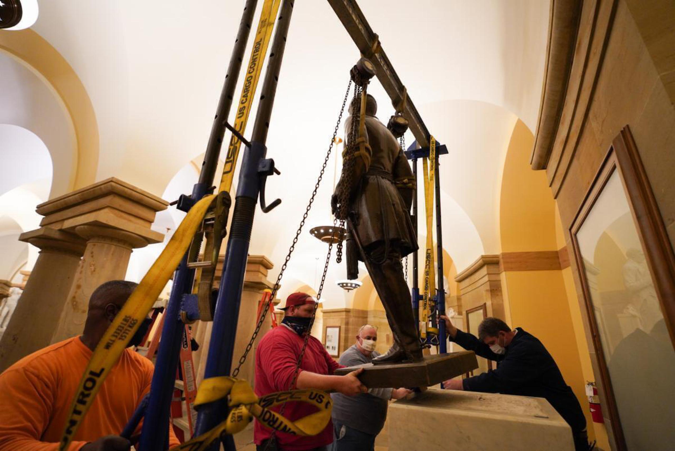 La efigie de Lee, que representó al estado de Virginia como parte de la Colección Nacional de Estatuas del Capitolio durante 111 años,  fue una de las retiradas.