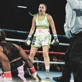 Stephanie Piñeiro quiere abrirse camino en el boxeo rentado