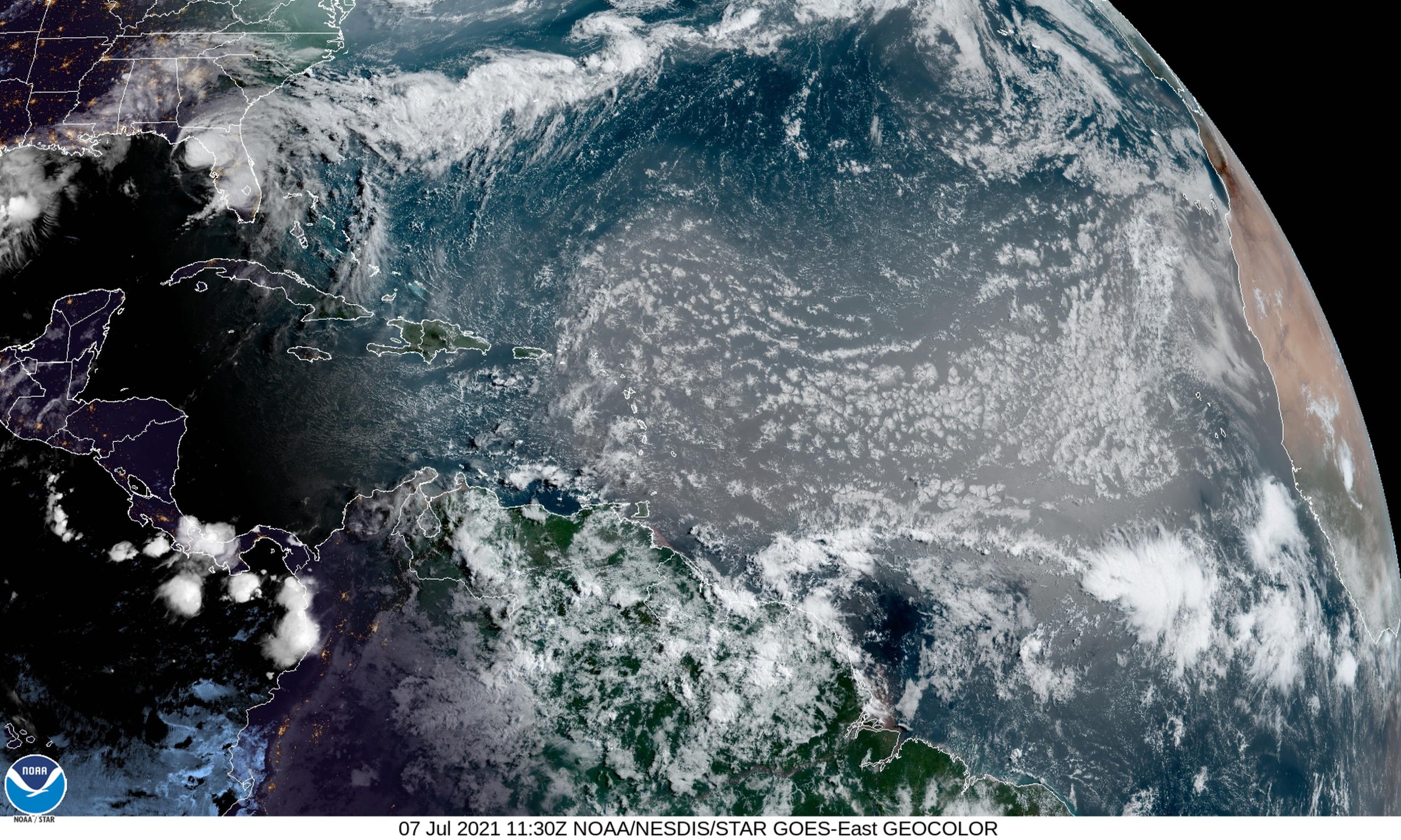 Imagen de satélite en la que se aprecia el polvo del Sahara desplazándose por el Caribe y el Atlántico, el 7 de julio de 2021.