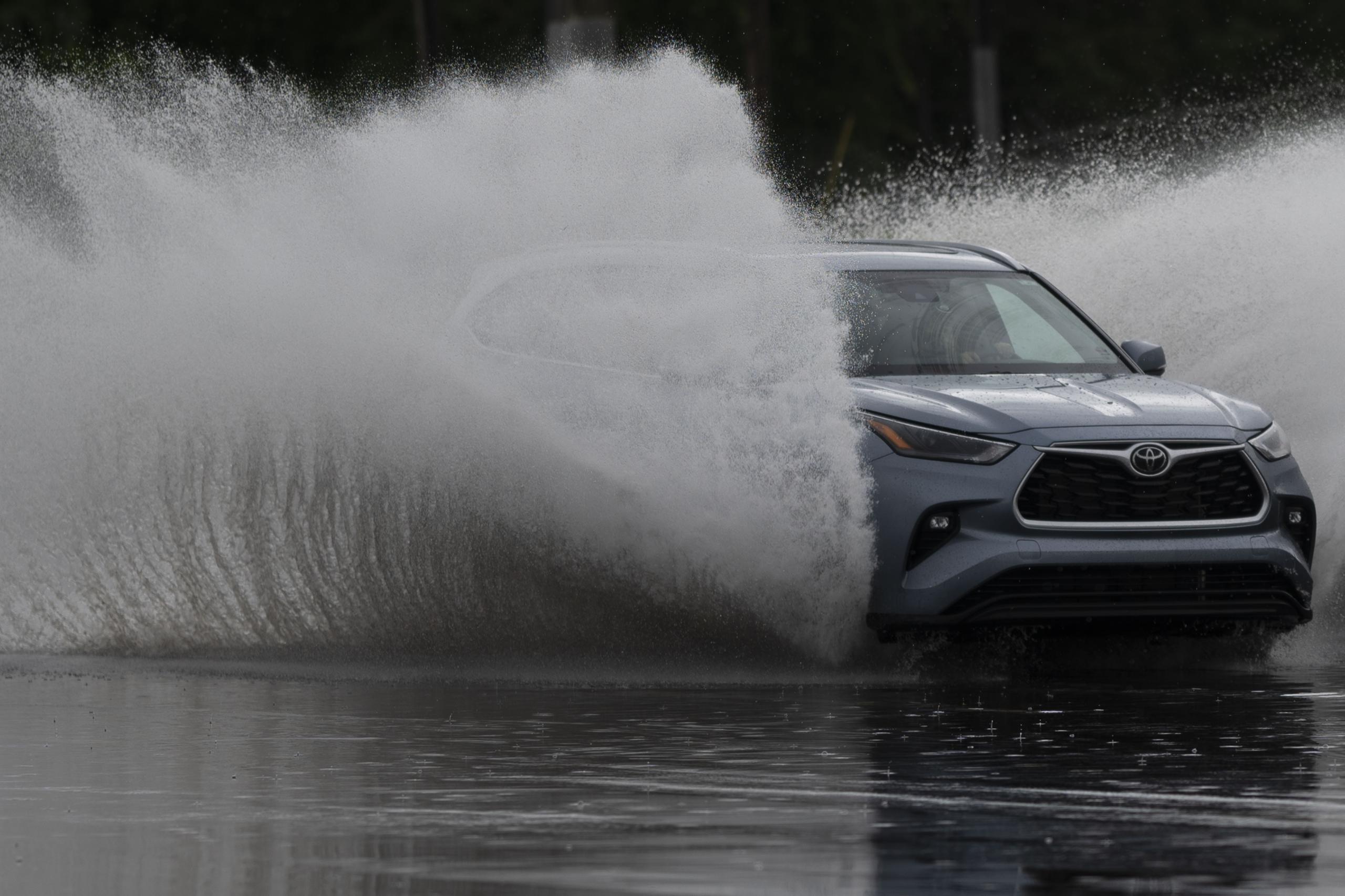 Se le recomienda a los conductores no cruzar carreteras inundadas.