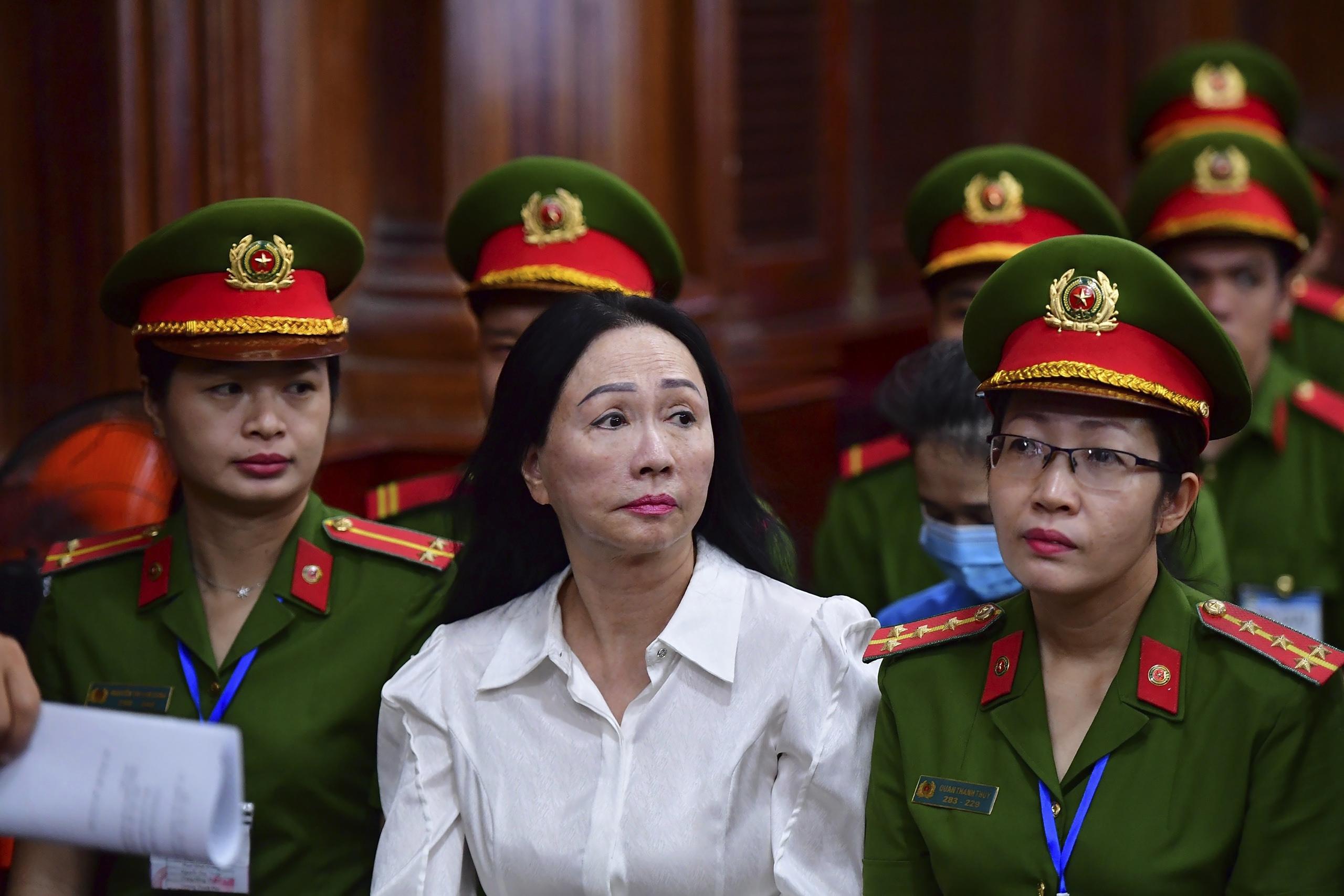 La empresaria Truong My Lan, en el centro, asiste a un juicio en la ciudad de Ho Chi Minh, Vietnam, el jueves 11 de abril de 2024. La empresaria  fue condenada a muerte el jueves por una corte en el mayor caso de fraude financiero del país, según dijo el medio estatal Thanh Nien. (Thanh Tung/VnExpress via AP)