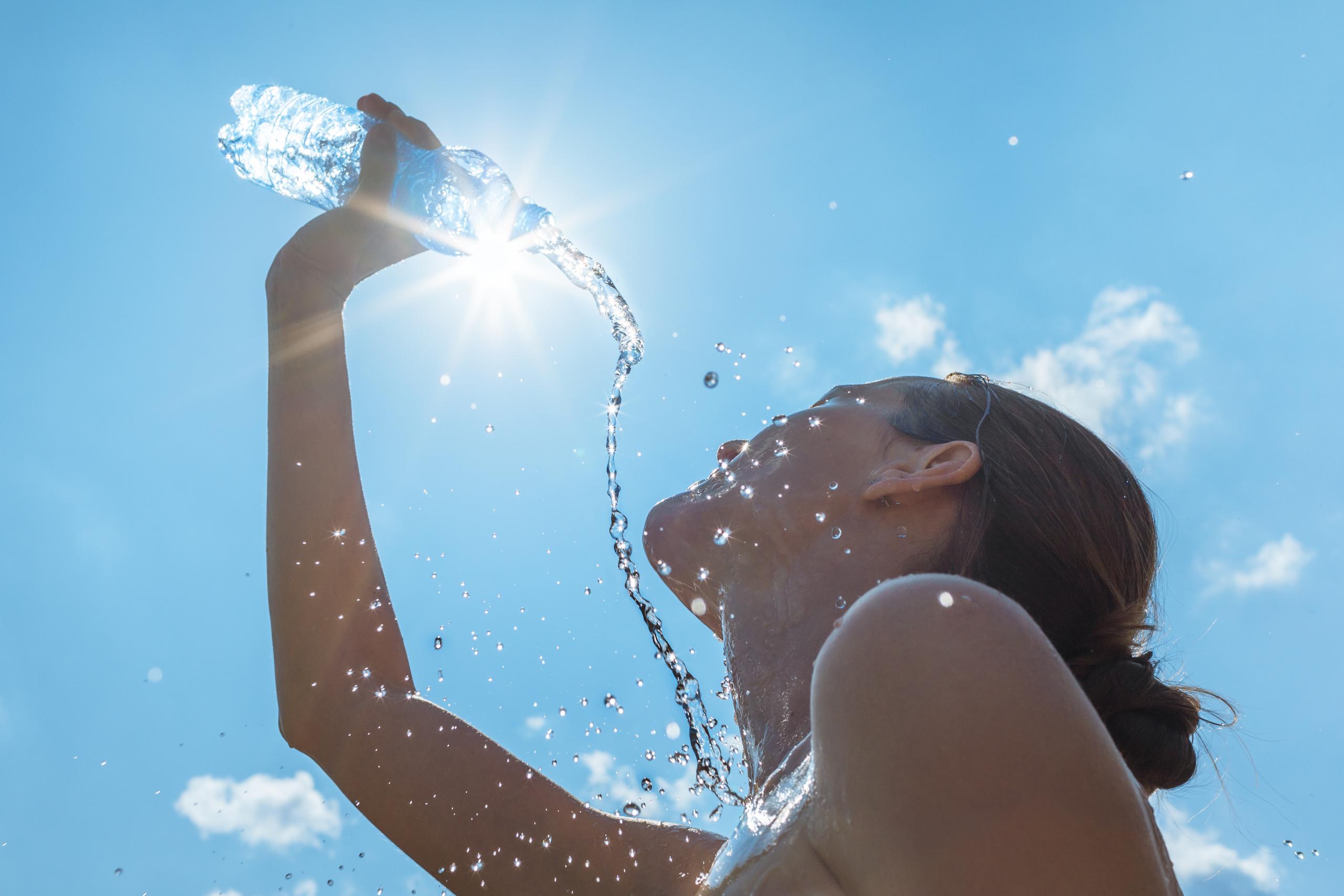 Se recomienda limitar las actividades al aire libre con exposición directa al sol por prolongados periodos de tiempo e hidratarse constantemente.