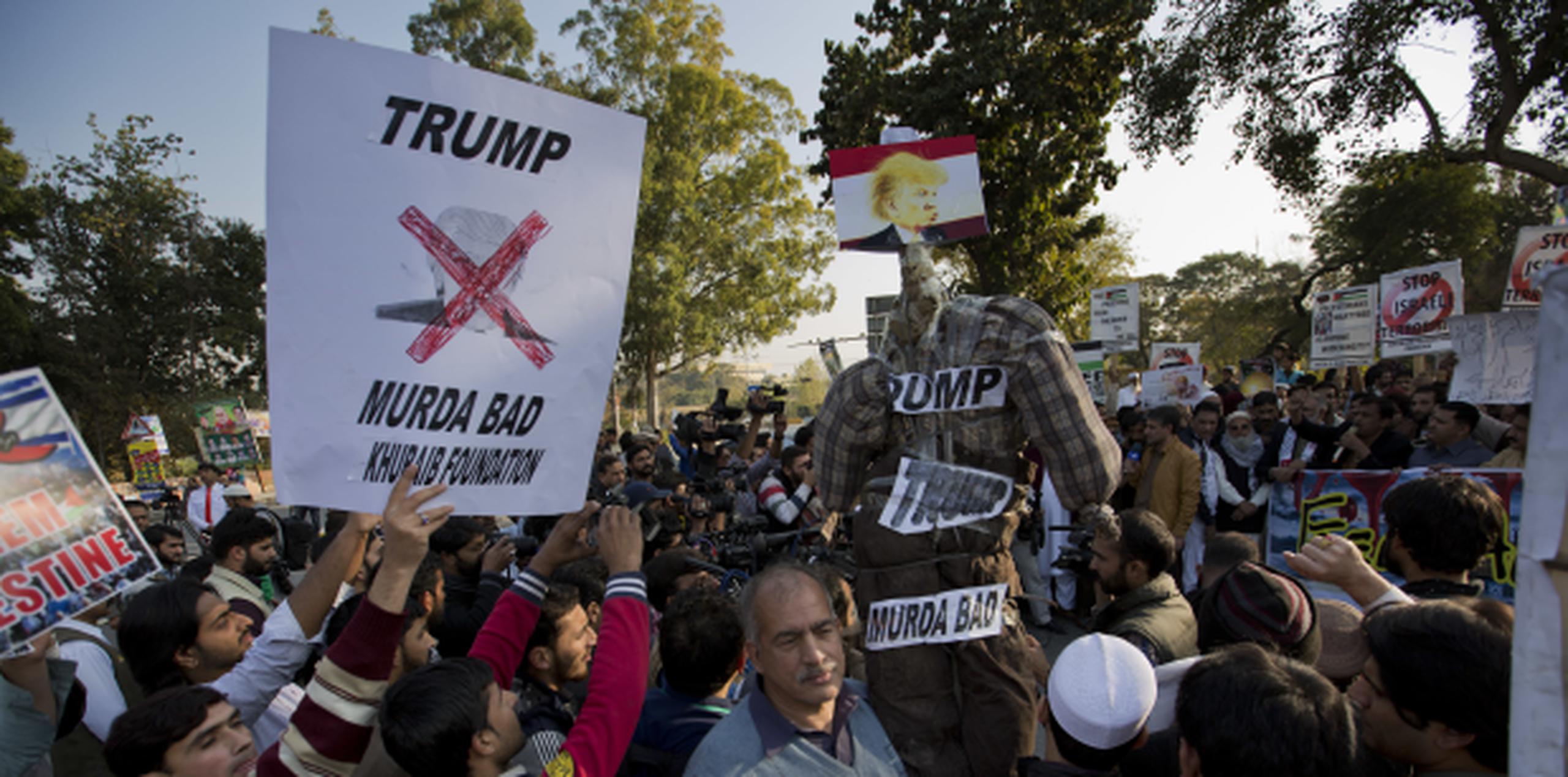 Cientos de musulmanes protestaron en Indonesia y Malasia ante las embajadas de Estados Unidos. (AP)