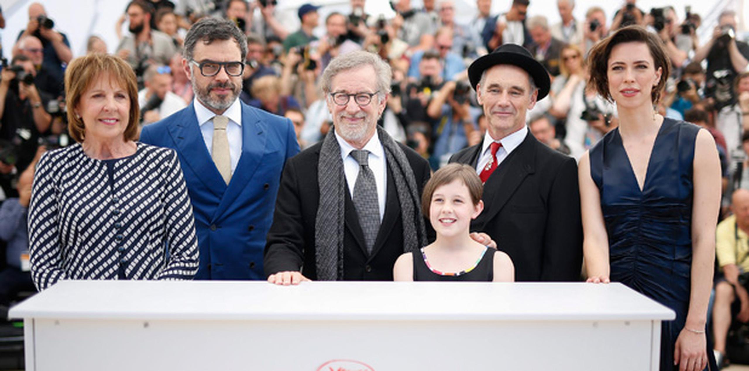 Los actores Penelope Wilton, Jemaine Clement, Mark Rylance, Ruby Barnhill y Rebecca Hall rodean al director Steven Spielberg durante la sesión de fotos realizada hoy en el Festival de Cannes. (EFE)