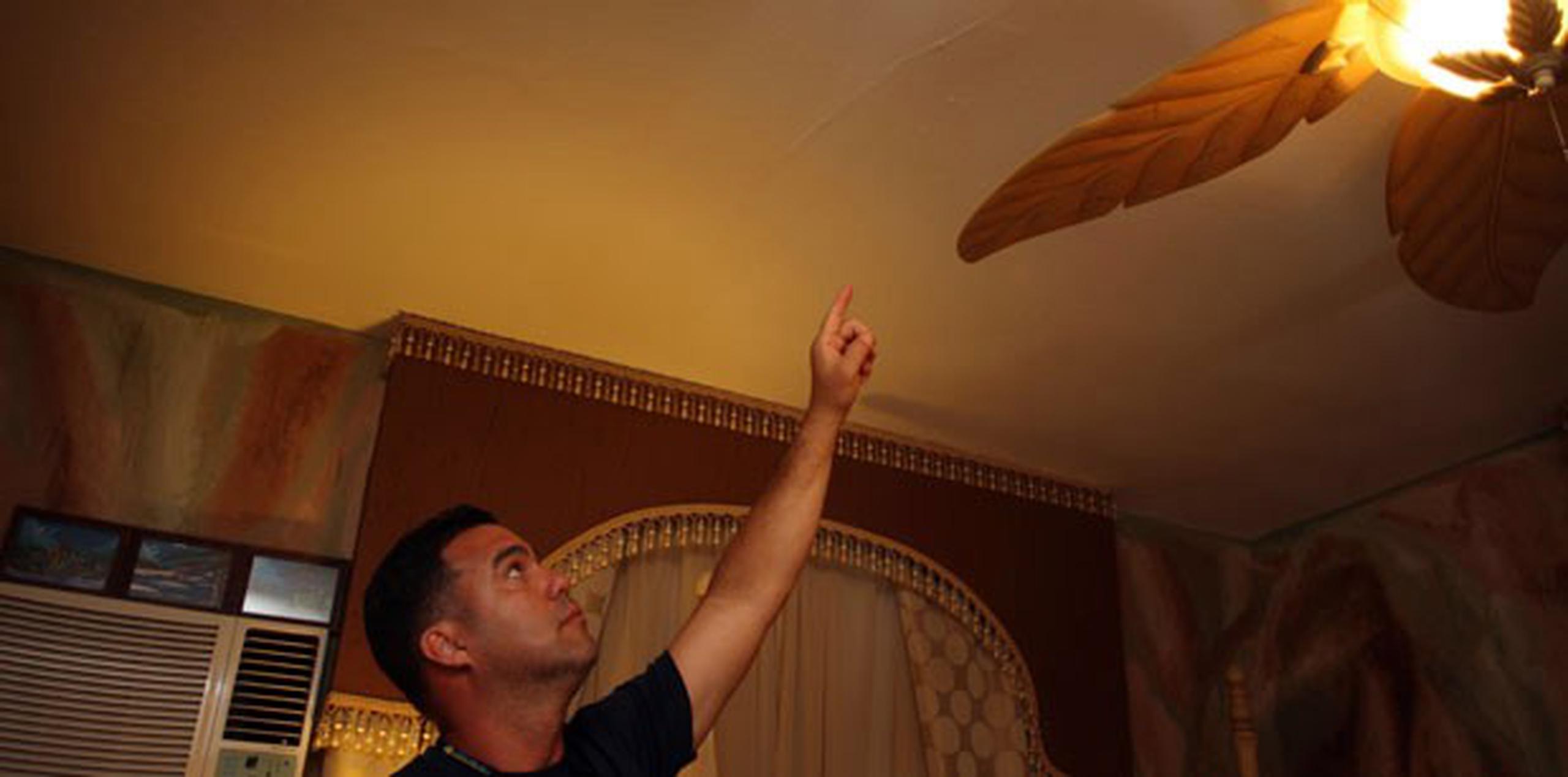 Santos Menéndez mostró en 2010 una grieta en el techo de su cuarto tras el terremoto de 5.8 grados. (Archivo/El Nuevo Día)