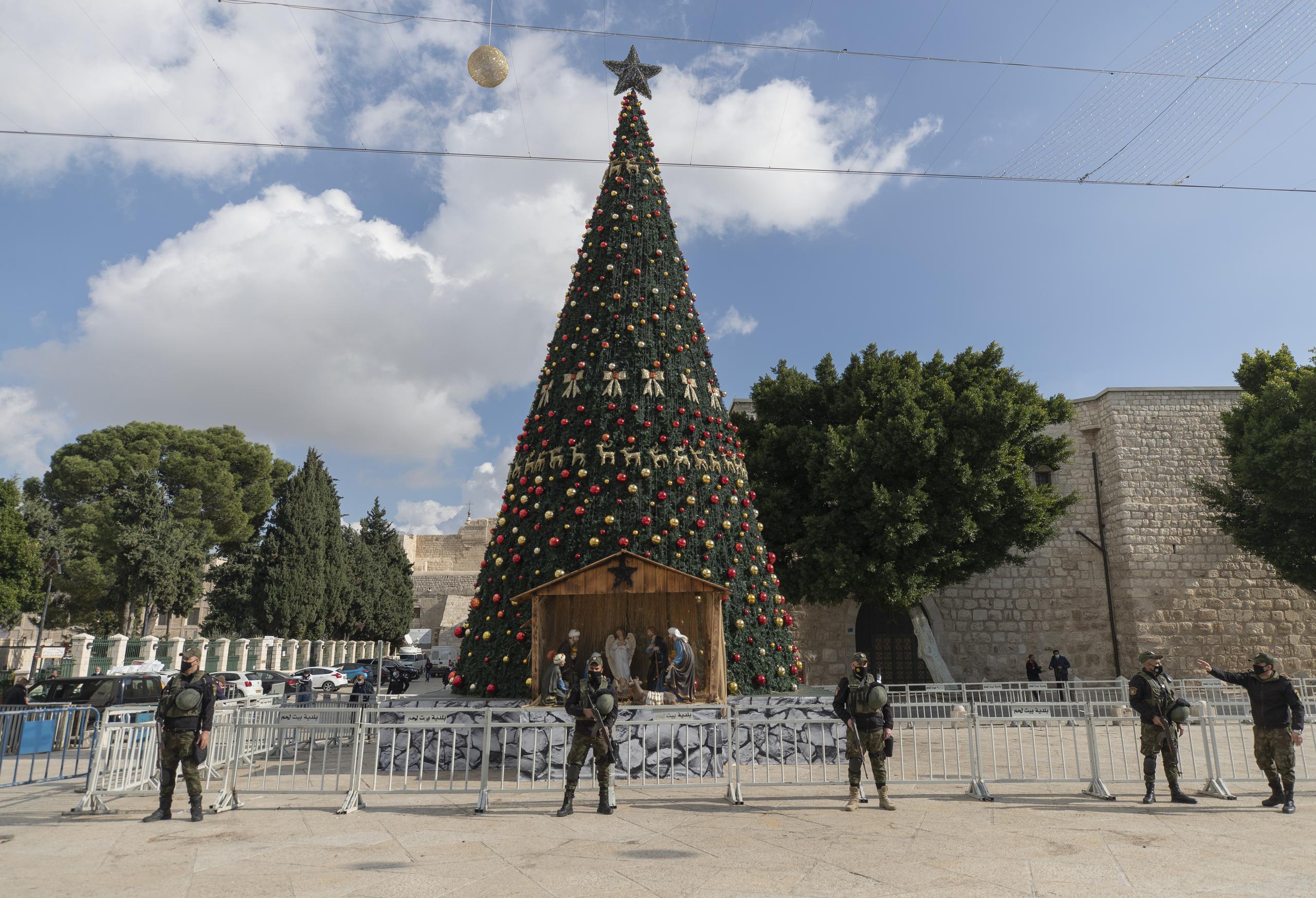 Una unidad de seguridad nacional palestina está desplegada en la Plaza del Pesebre en Belén, antes de la Navidad, el miércoles, 23 de diciembre de 2020, en Cisjordania.