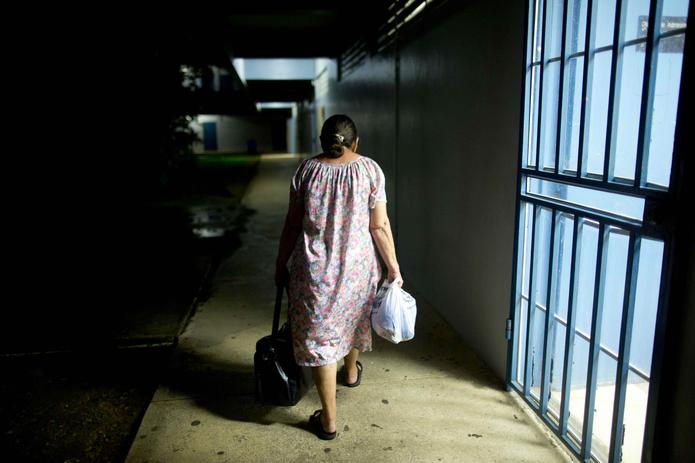 Aide Sola, de 82 años, vecina del sector Sabarona de Caguas fue llevada al refugio en la Escuela Dr. Juan J. Osuna por dos guardias municipales.