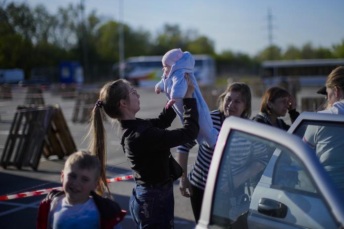 Una oficial del Ministerio de Ucrania sostuvo que todas las mujeres, niños y ancianos fueron evacuados de la planta siderúrgica asediada por las fuerzas rusas tras un nuevo ataque.