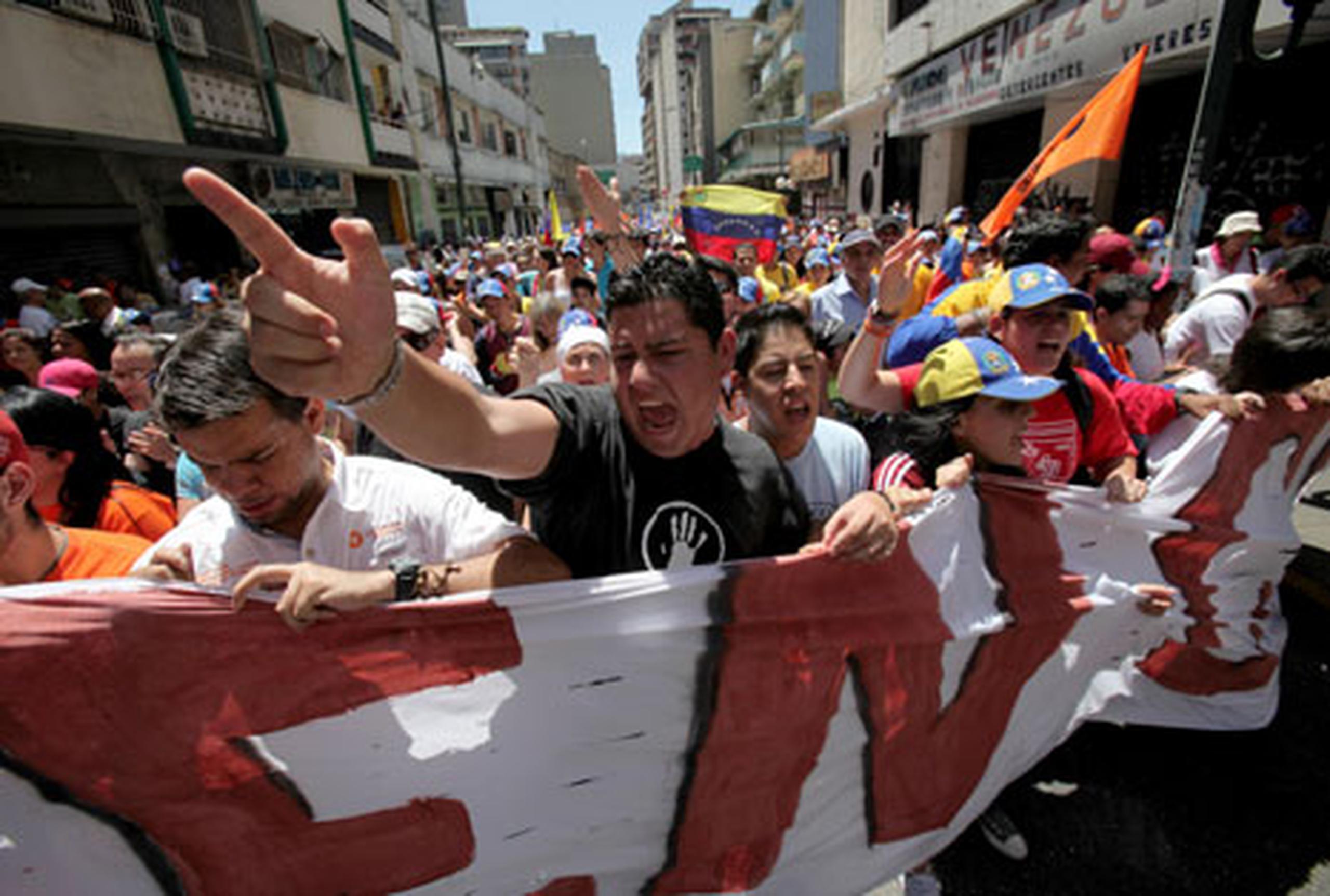 Los jóvenes se congregaron en la plaza O Leary, en el centro capitalino, y entre bailes, consignas y discursos manifestaron su apoyo a Chávez y criticaron las protestas convocadas por estudiantes. (EFE)