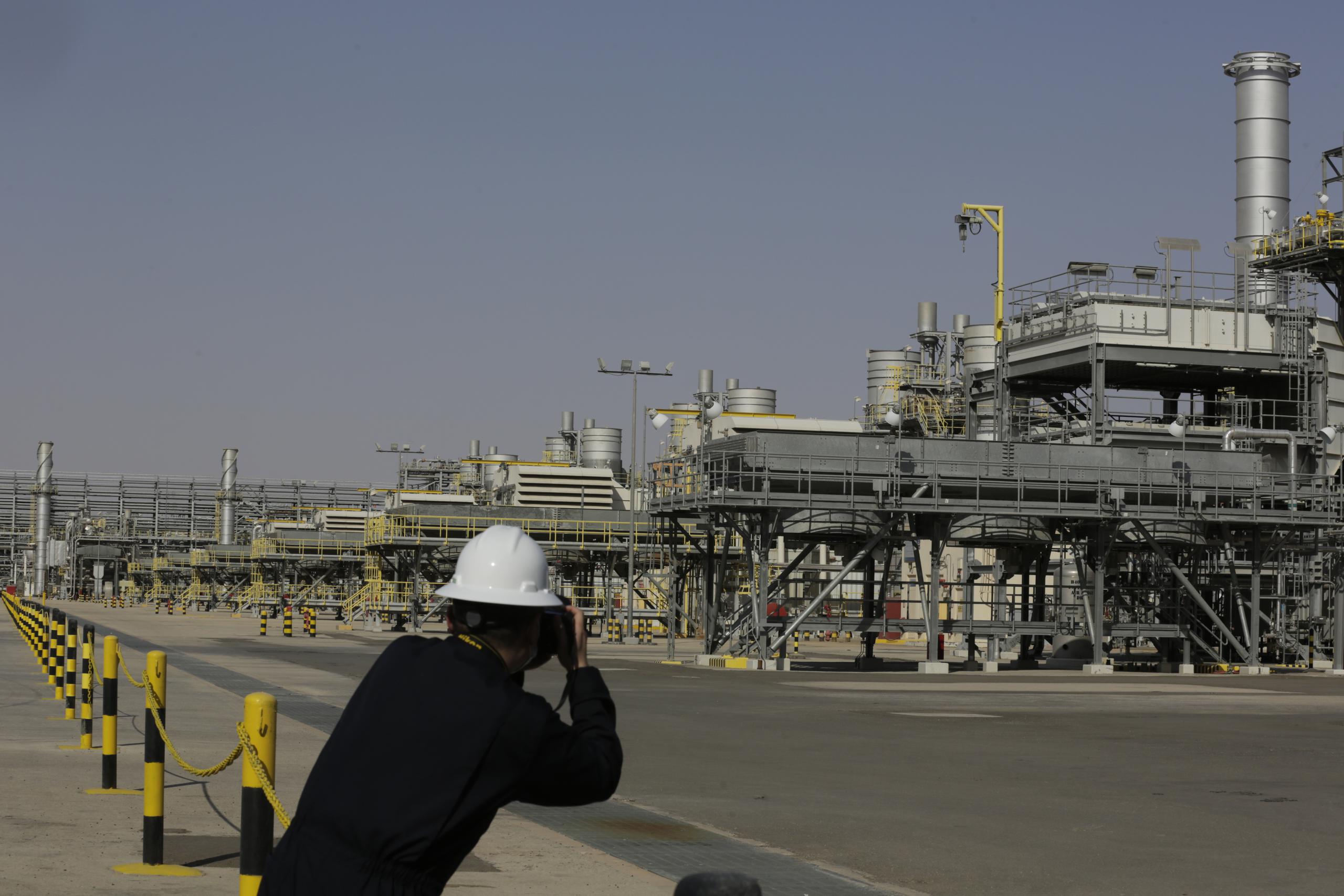 Los ataques con drones y misiles provocaron un incendio en un tanque en un centro de distribución de petróleo en el puerto saudí de Yeda y afectaron a la producción del centro de gas en Yanbu. (AP Foto/Amr Nabil, Archivo)