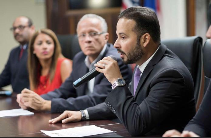 El presidente de la Asociación de Alcaldes, Luis Javier Hernández, en una reunión de matrícula.