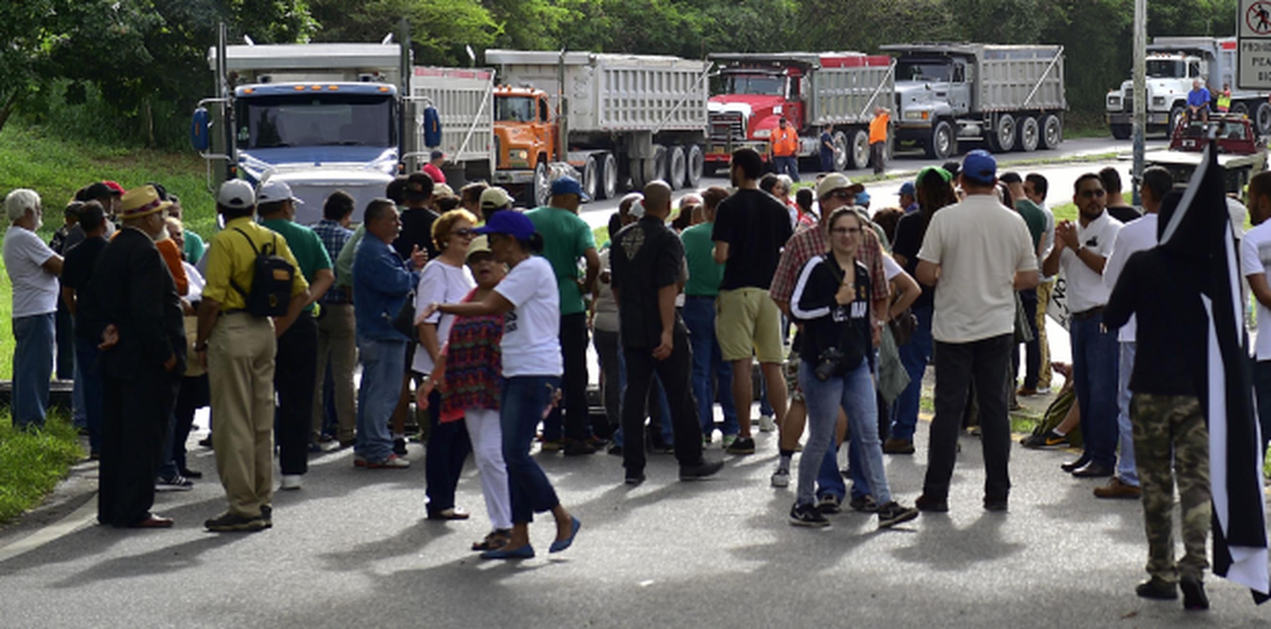 Los manifestantes bloquearon un carril a la entrada de Peñuelas. (tony.zayas@gfrmedia.com)