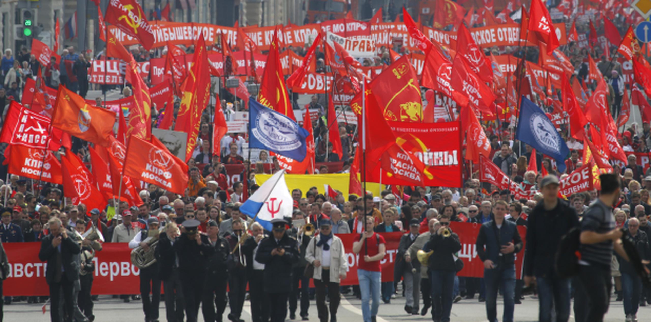 Manifestación en Rusia por el Día Internacional de los Trabajadores a la que se estima asistieron sobre 100,000 personas. (AP)