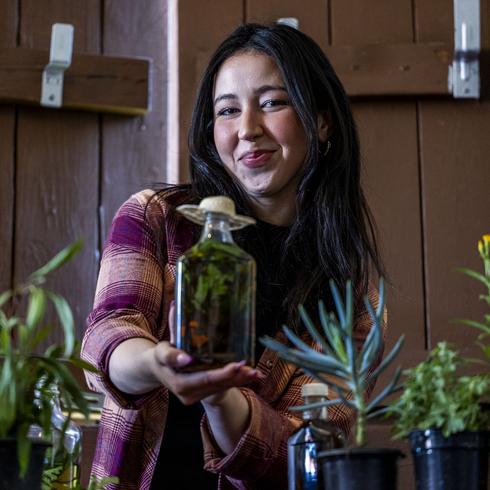 Paola Ortiz fabrica sus alcoholados con plantas medicinales de su huerto